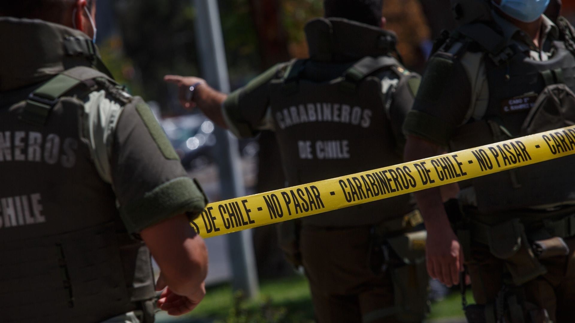 La tiene amenazada con arma blanca: Cliente toma como rehén a cajera en Las Condes