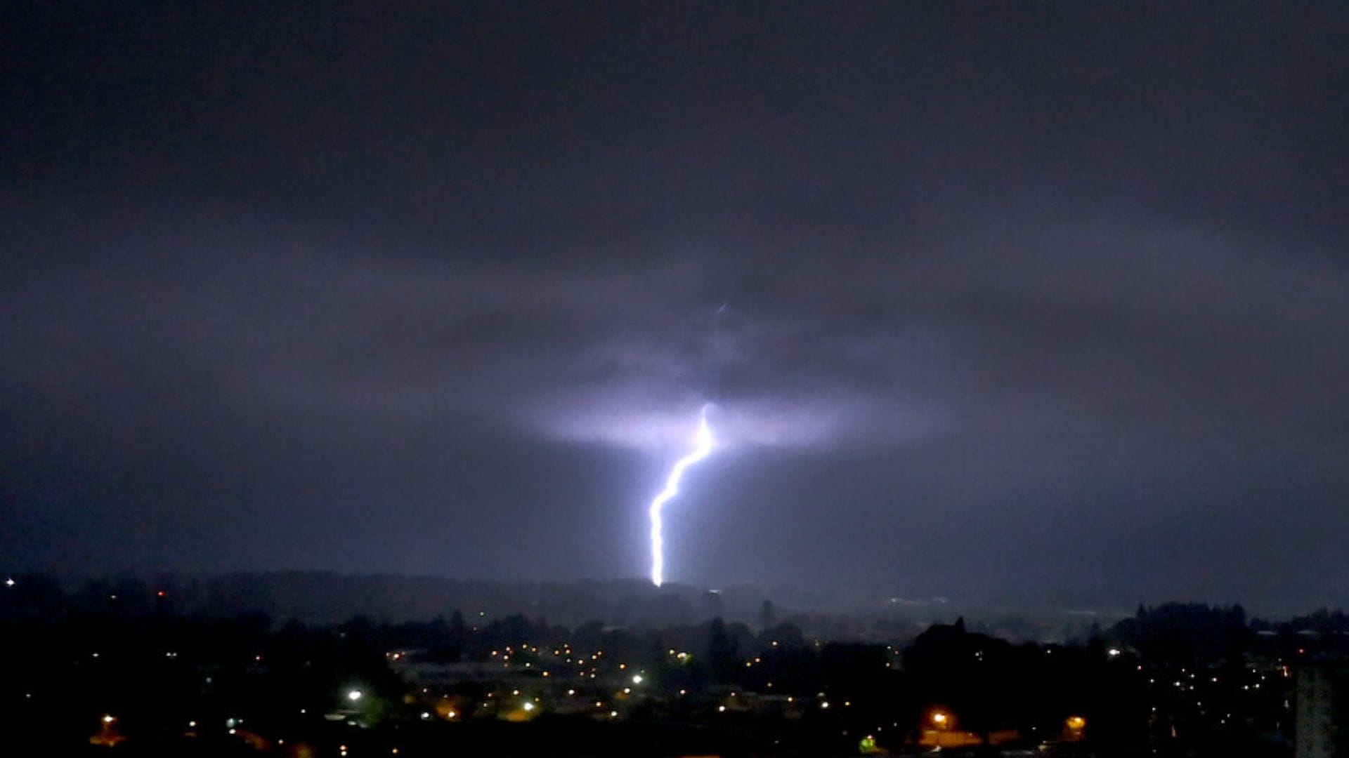 Dirección Meteorológica emite avisos por probables tormentas eléctricas para cuatro regiones del país