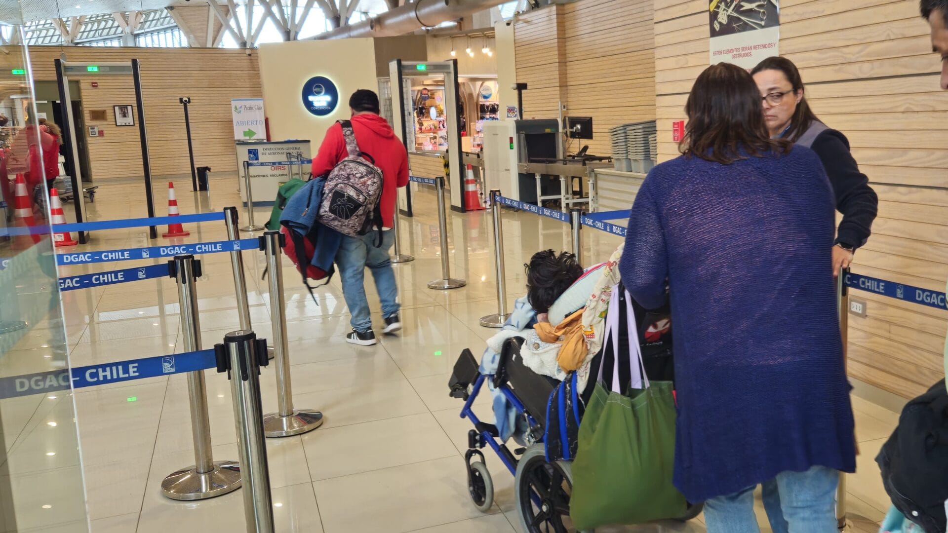 Paro de la DGAC dejó varada en Concepción a madre con menor que sufre parálisis cerebral: “La respuesta siempre fue arréglensela ustedes”