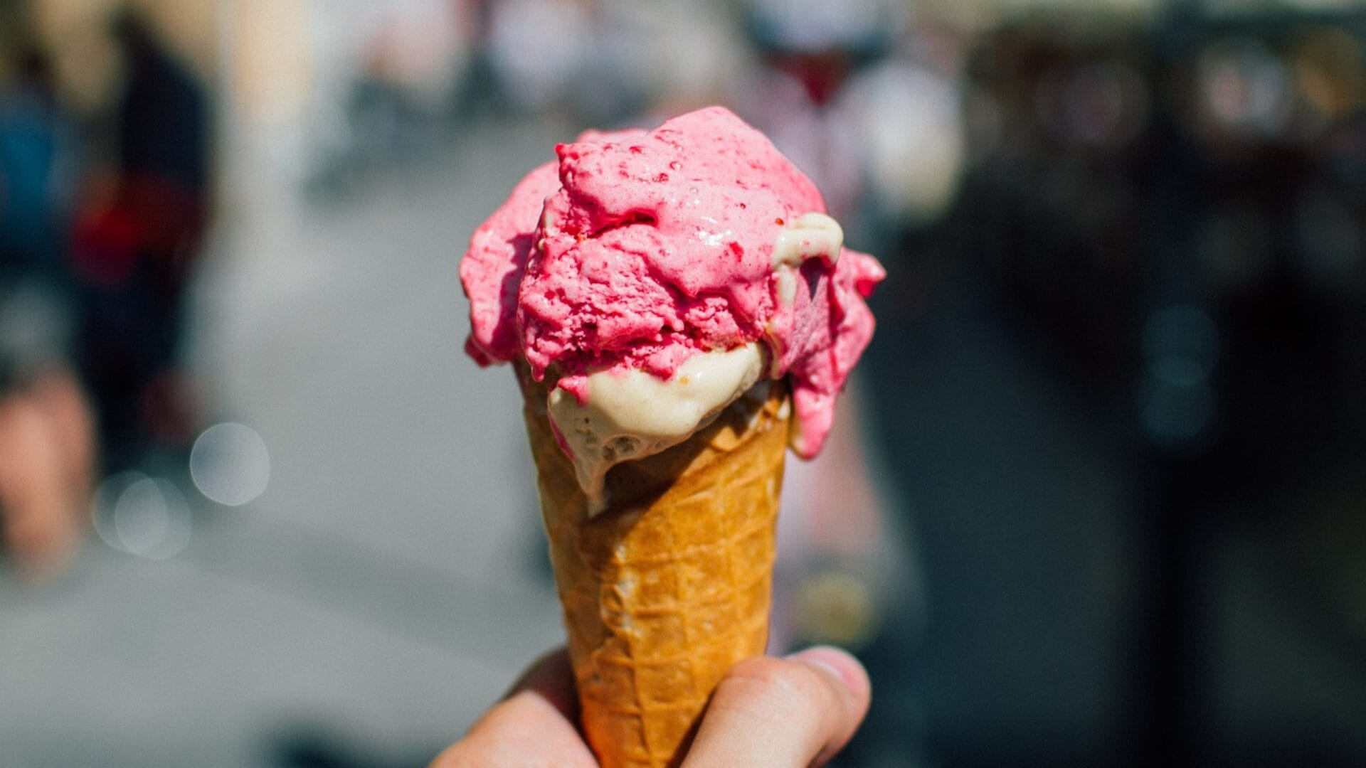 Joven denunciará a local de Talca tras comprar un helado y encontrar un tornillo en su interior