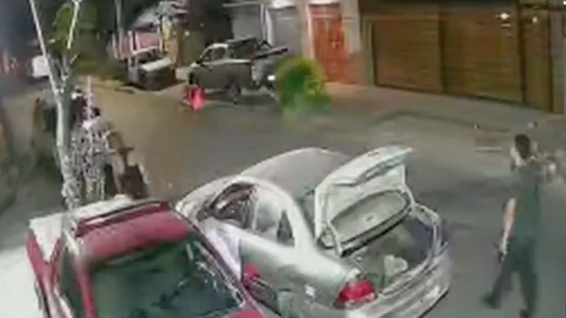 Se encontró un auto quemado: Un muerto y dos heridos de gravedad deja violento tiroteo en plena calle de La Granja
