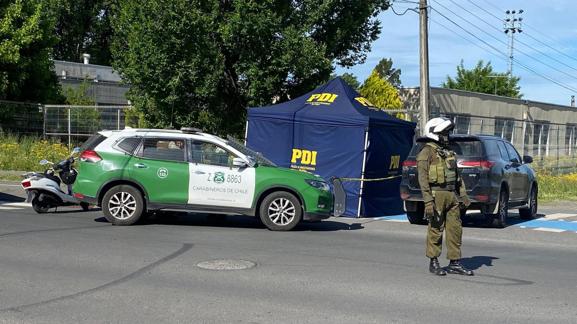 Investigan femicidio: Hombre apuñala y mata a su expareja de 47 años en plena vía pública en Los Ángeles