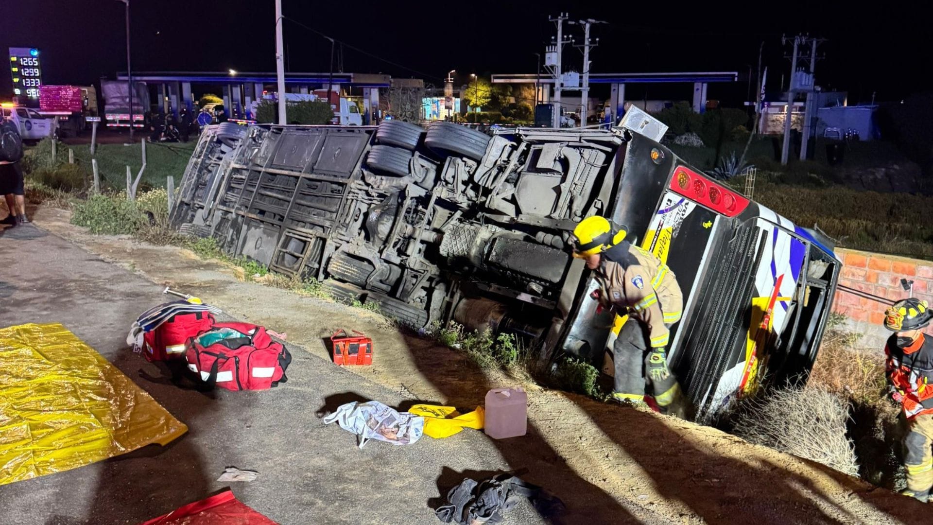 Dos pasajeros están en riesgo vital: Reportan grave volcamiento de bus que trasladaba hinchas de Colo Colo en la Ruta 5