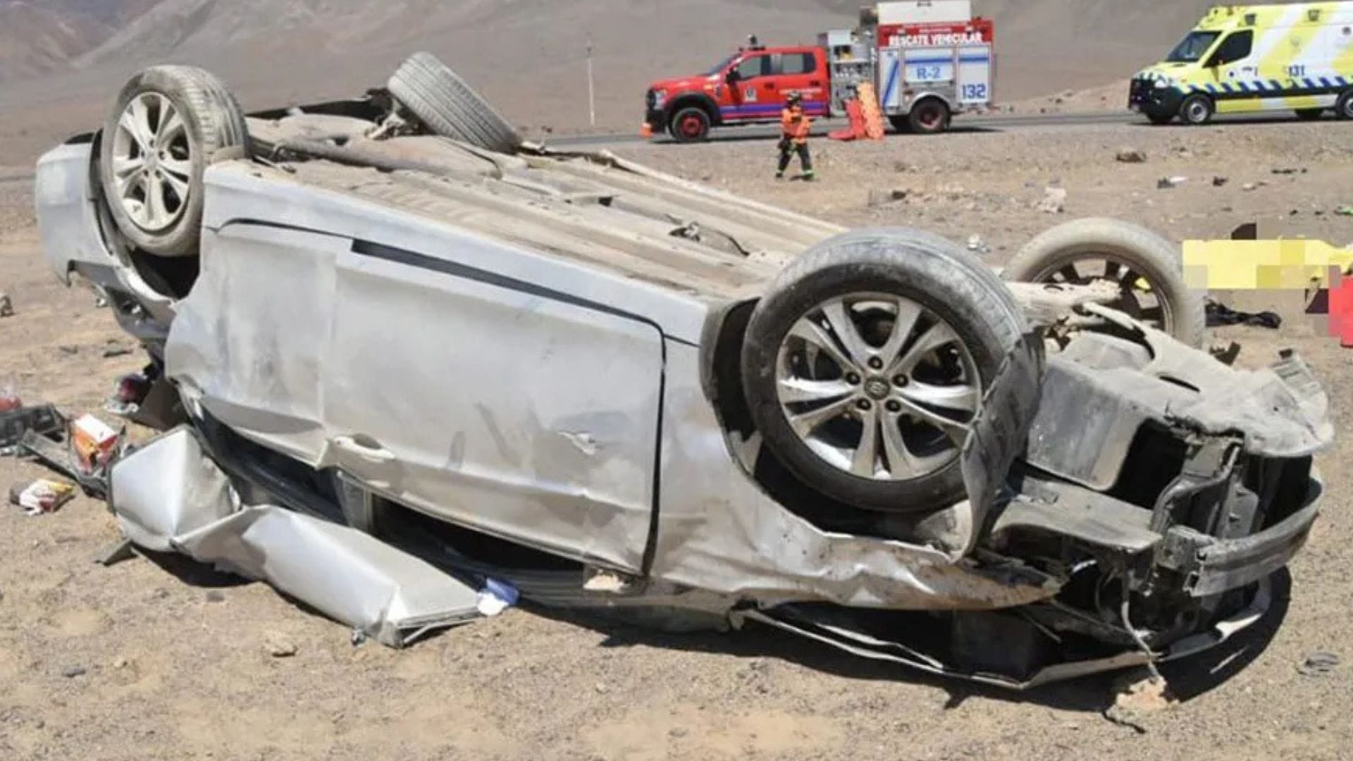 Dos adultos fallecen y dos menores resultan con graves heridas en trágico volcamiento vehicular en Mejillones