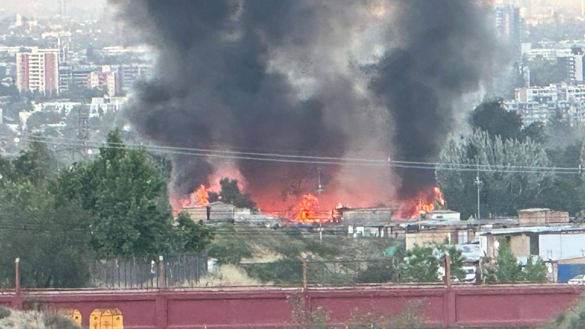 Vecinos denuncian intencionalidad: Al menos cuatro heridos y 50 viviendas destruidas por incendio en campamento de La Florida