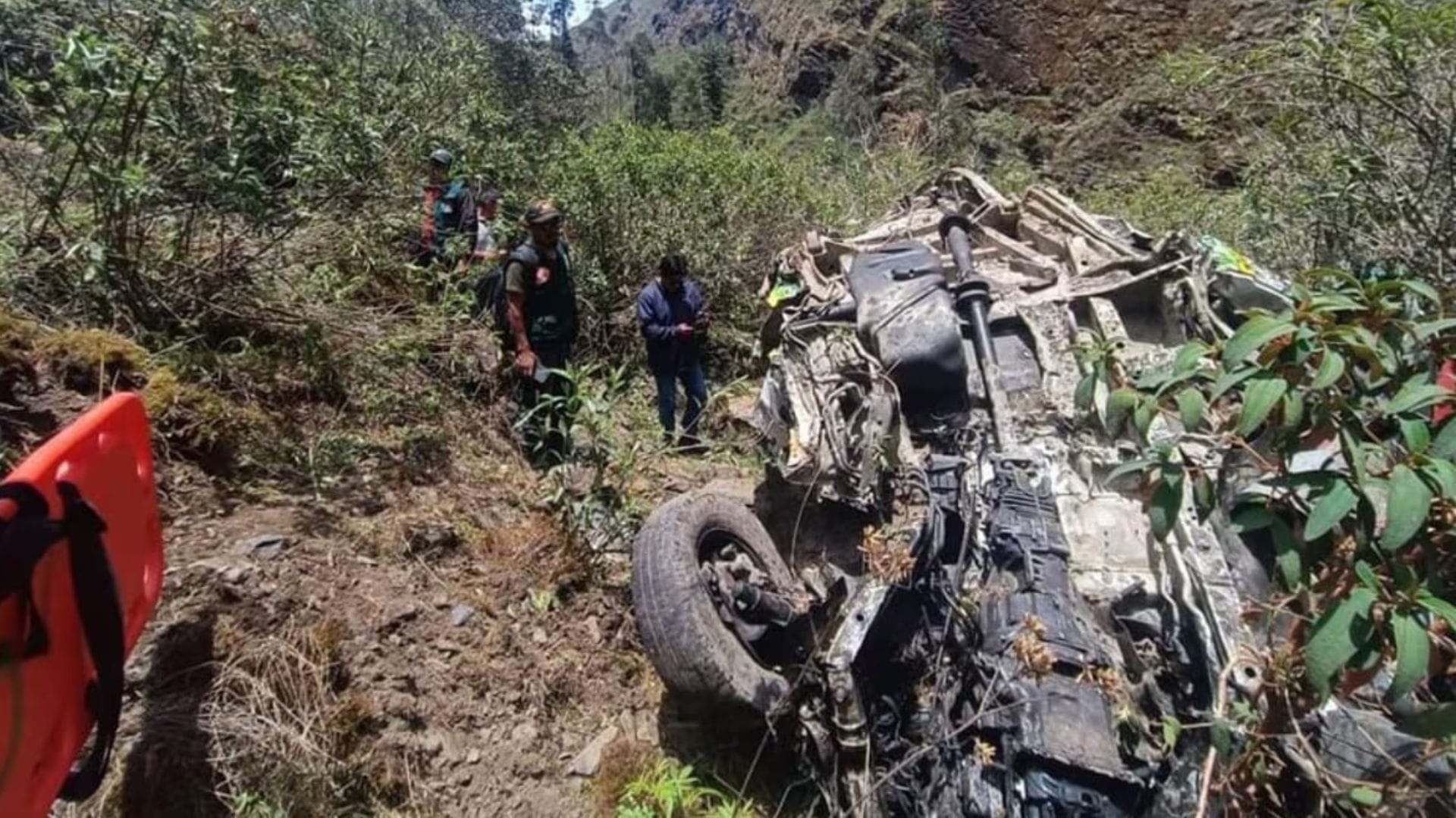 Miniván cayó a un precipicio: Reportan al menos 15 personas fallecidas por trágico desbarrancamiento en ruta del sur de Perú
