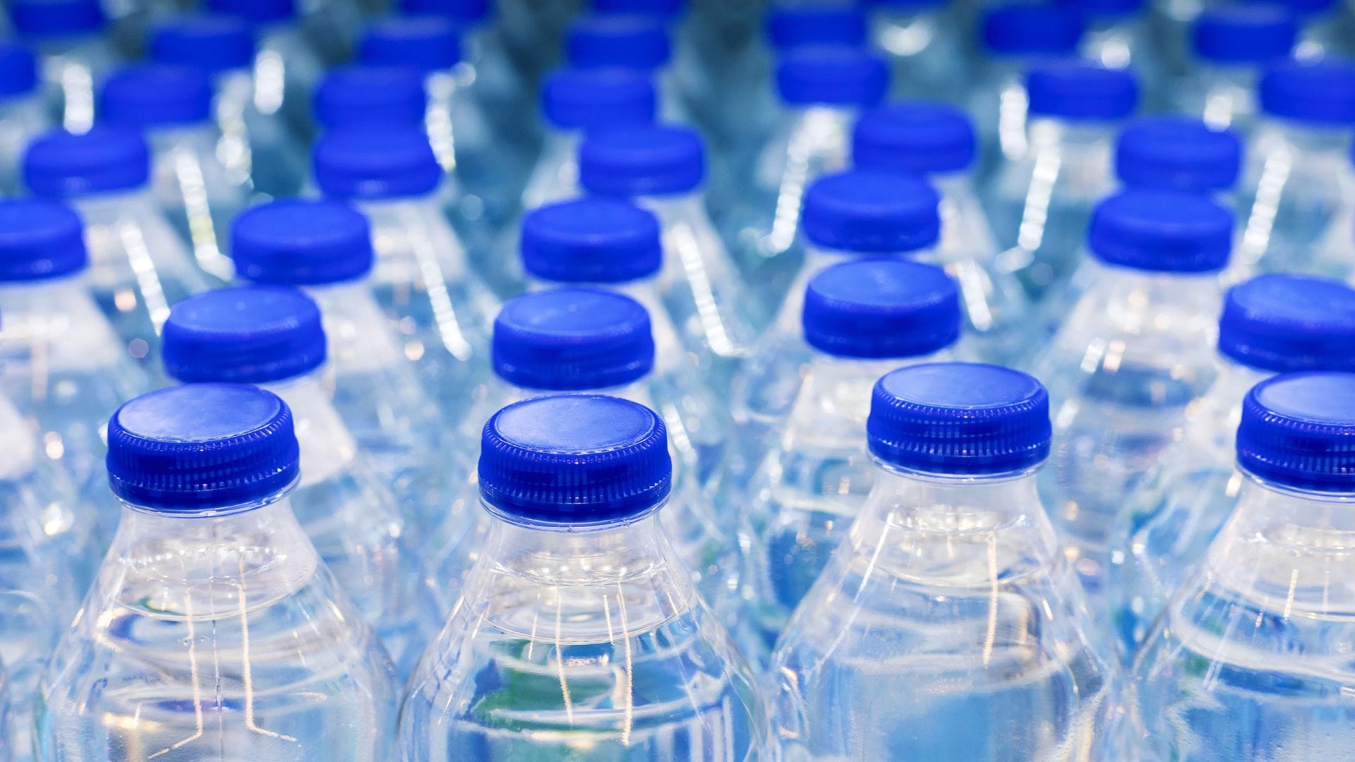 Revelan que tipo de envase incide en cantidad de microplásticos: Estas son las marcas de agua embotellada con más concentración en Chile