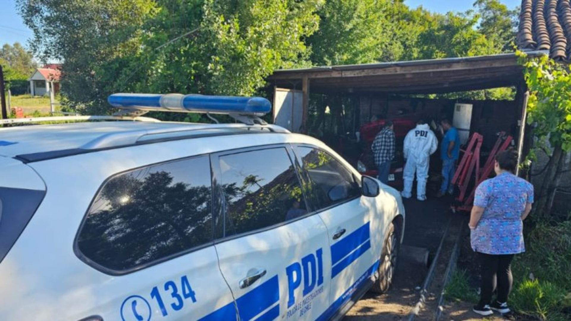 Vehículo le cayó encima: Hombre pierde la vida tras sufrir grave accidente en un taller mecánico de Villa Alegre