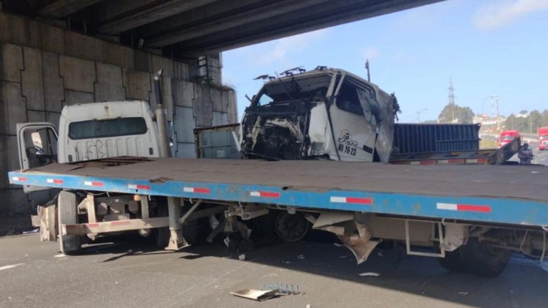 Un conductor fallecido y un herido deja violenta colisión múltiple de camiones en la ruta de acceso al Puerto de San Antonio