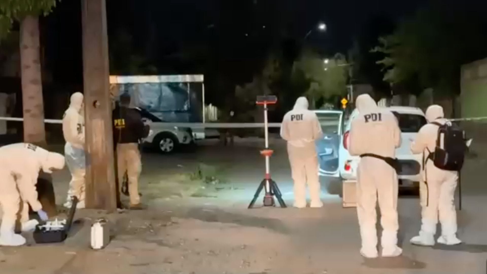 Lo habrían asaltado cuando estaba estacionado: Encuentran a conductor muerto al interior de un automóvil en San Ramón
