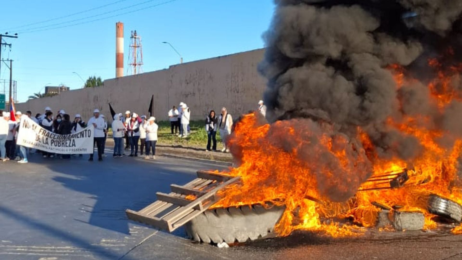 “Se acabó el diálogo con el gobierno”: Trabajadoras de la pesca industrial protestan con barricadas en Talcahuano en rechazo a Ley de Fraccionamiento