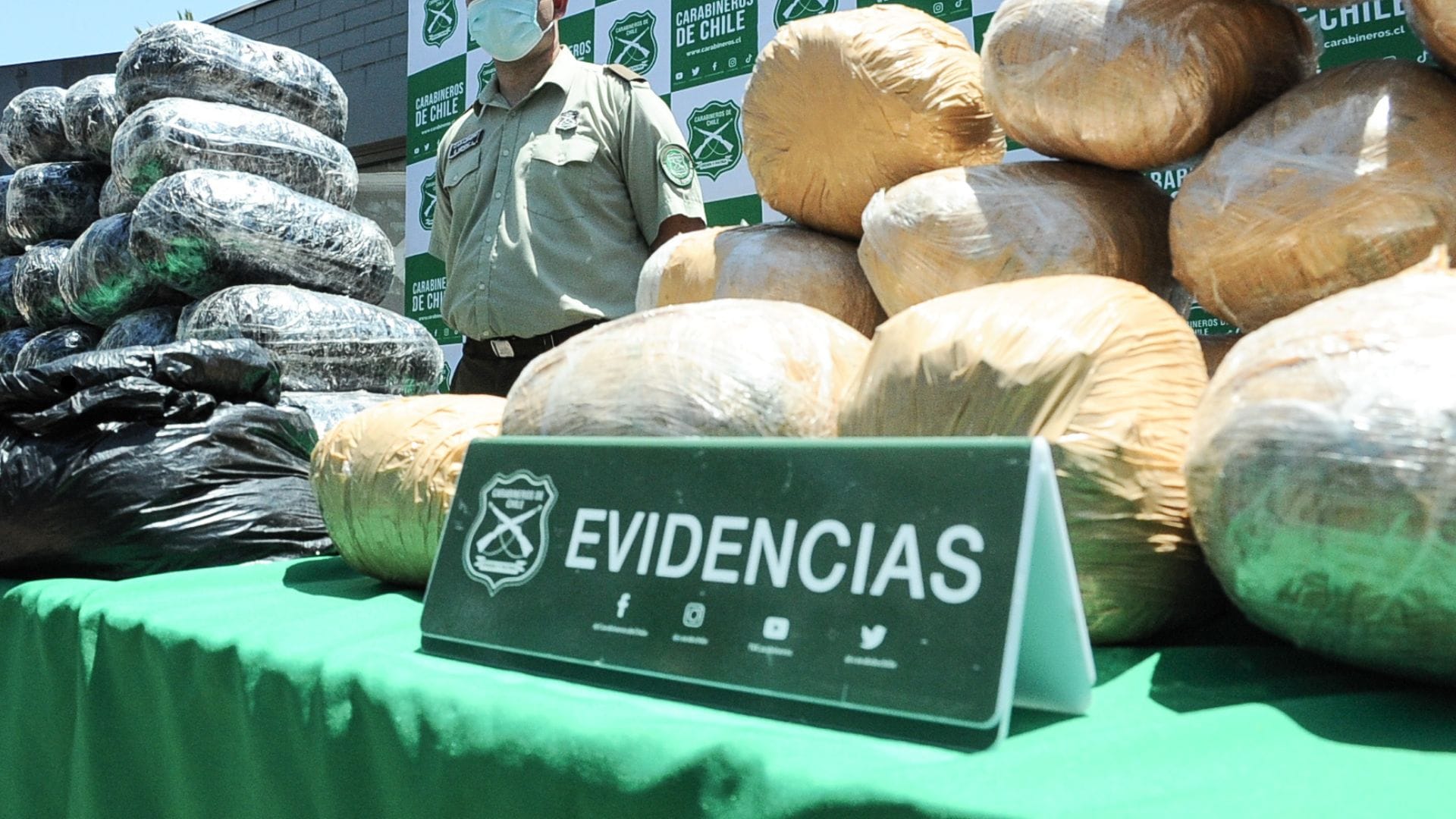 Organizaban “mexicanas”: Detienen a 6 carabineros de la Unidad Antidrogas por traficar y adulterar evidencias