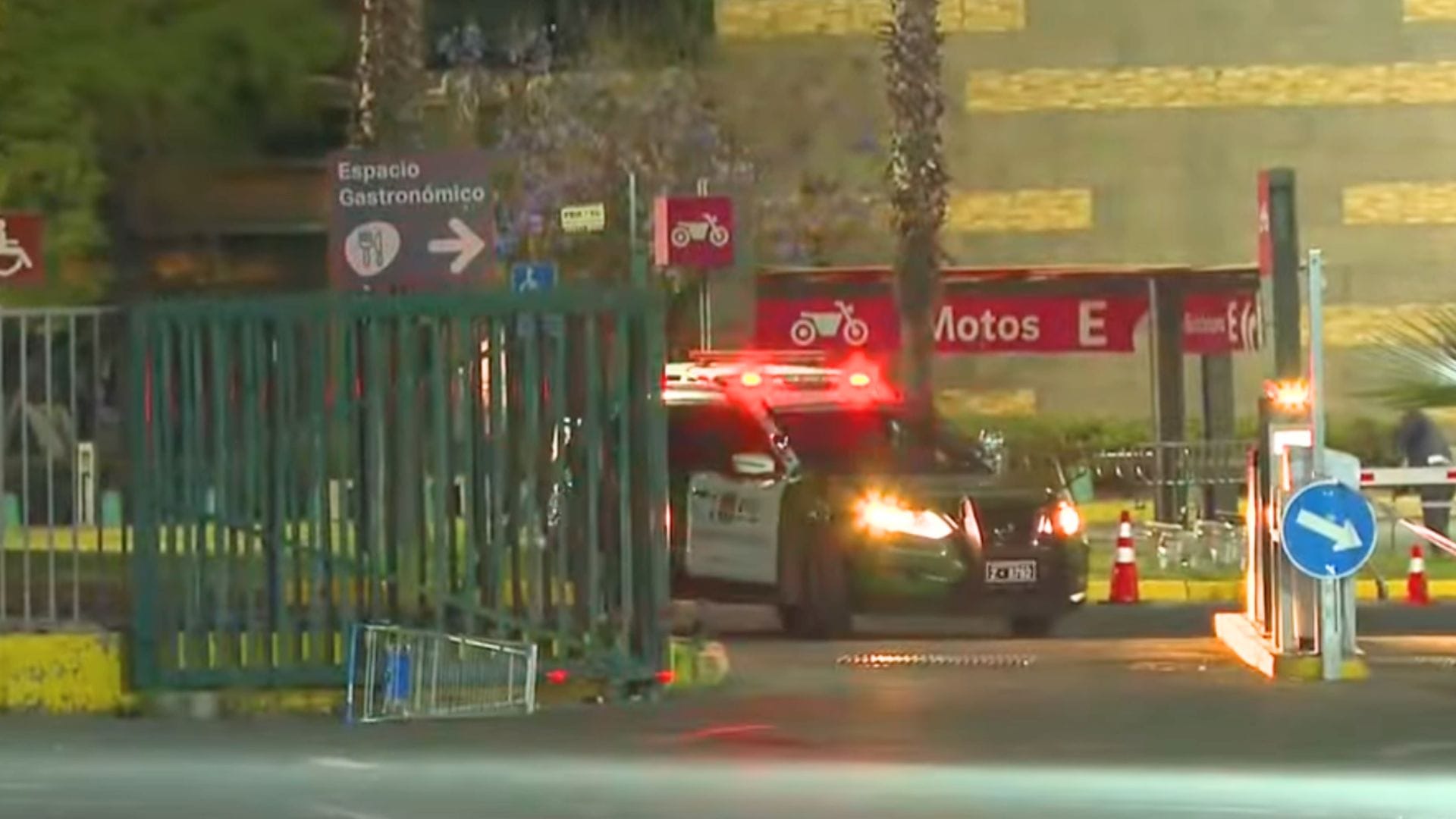 Se desempeñaba como guardia de seguridad: Trabajador muere tras caída de portón al interior del Mallplaza Tobalaba