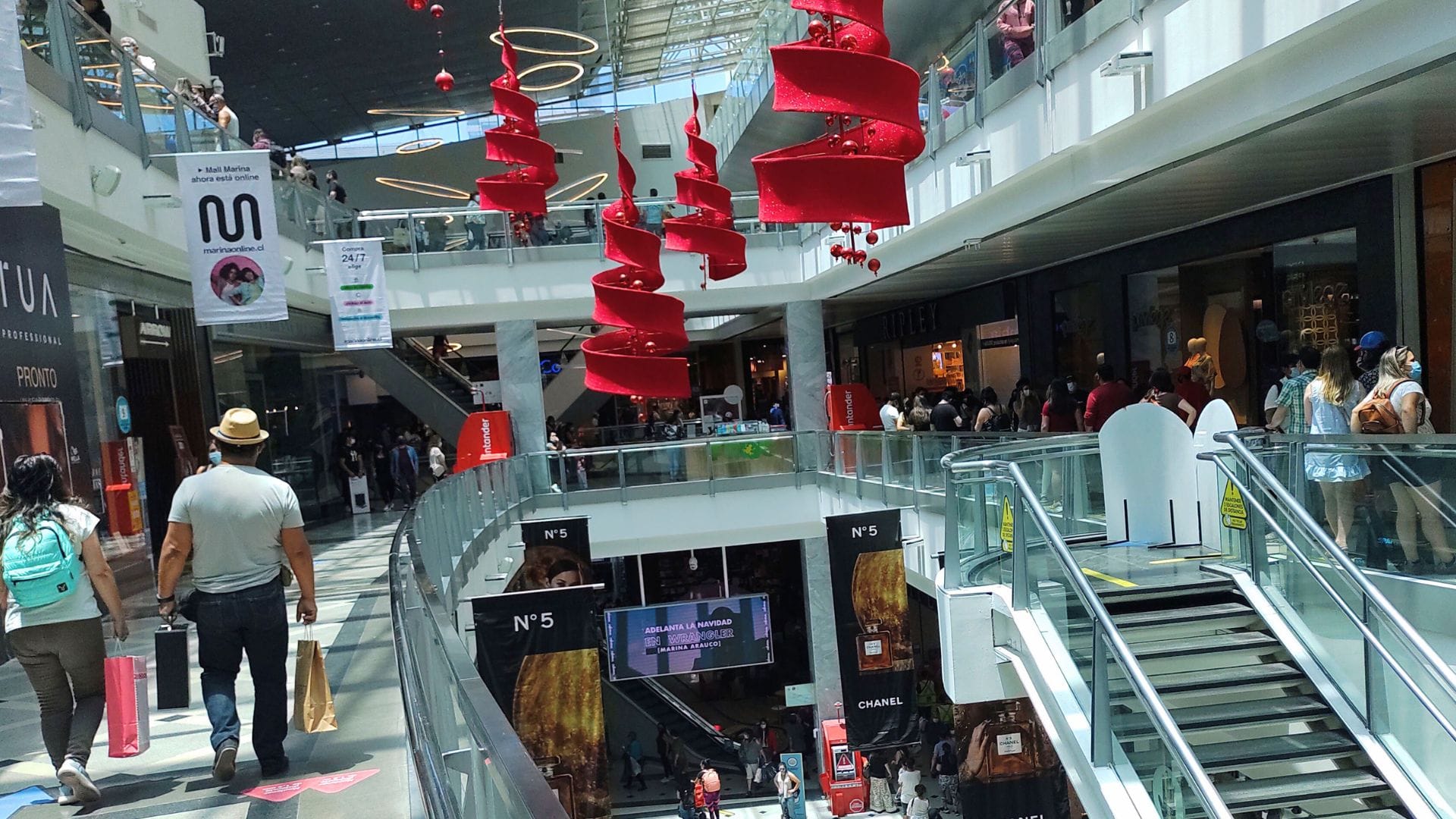 Ofrecen cientos de puestos de trabajo para Navidad y verano: Cómo postular y cuáles son los sueldos