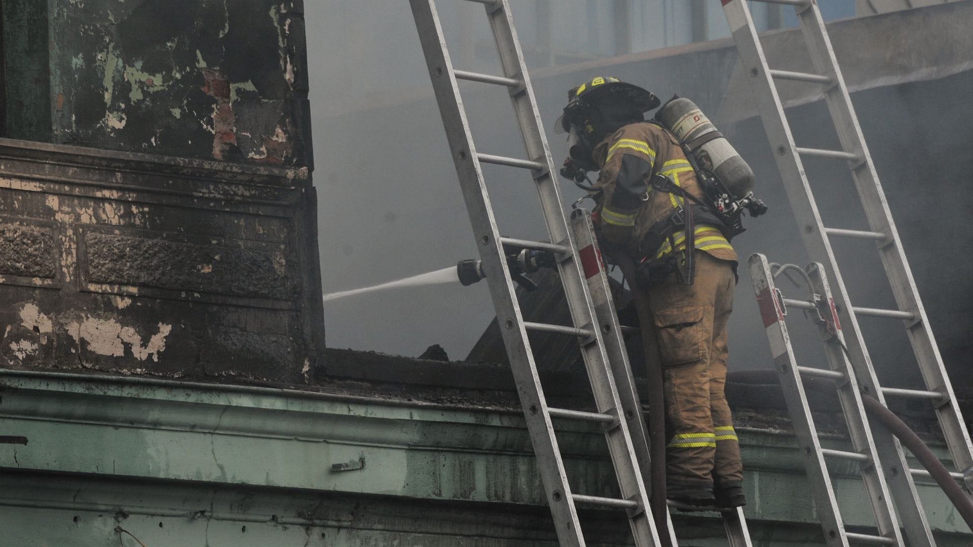 Habría participación de terceros: Hombre es encontrado sin vida tras voraz incendio que afectó a una vivienda en Valparaíso