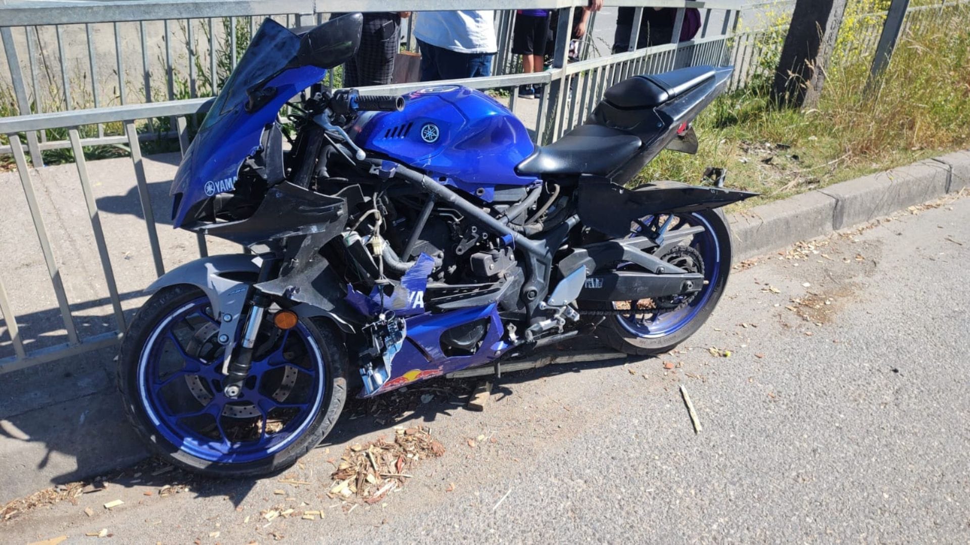 Joven de 25 años fallece tras chocar contra una barrera de contención a bordo de una moto en la Ruta 160