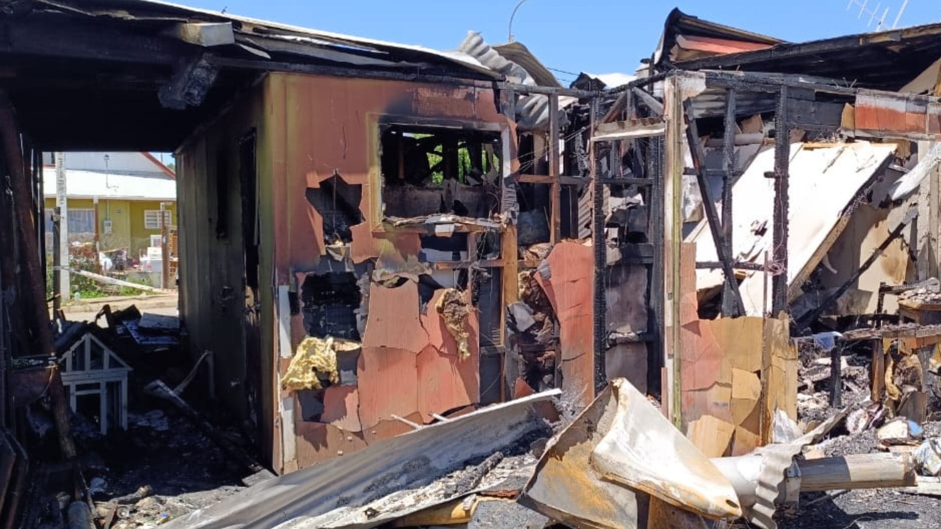 Investigan incendio en San Carlos que dejó cuatro casas afectadas: Presunto autor sería ex pareja de la dueña de una de las viviendas