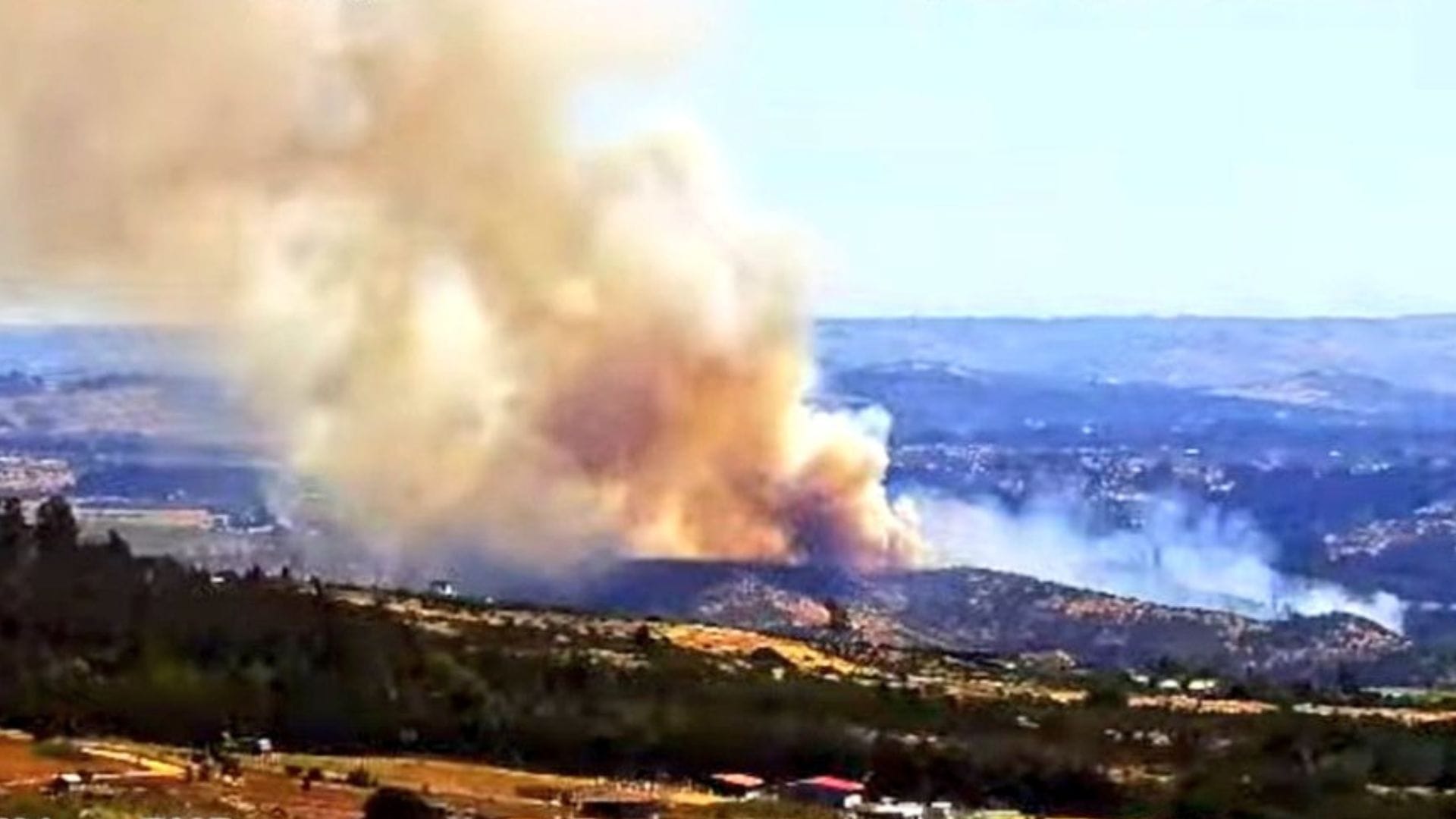 Continúa el combate contra los múltiples incendios registrados en Valparaíso: Quilpué y Santo Domingo en Alerta Roja
