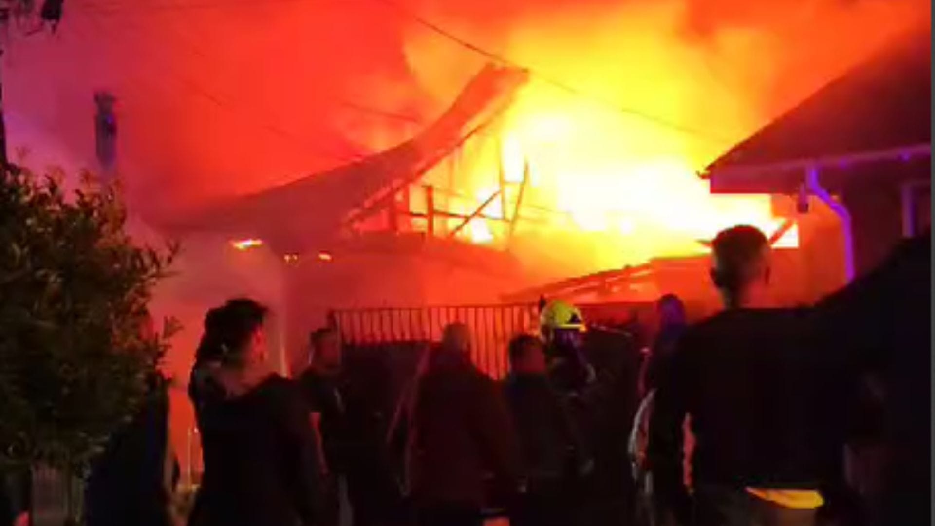 Devastador incendio arrasa con tres viviendas en Tomé dejando familias damnificadas