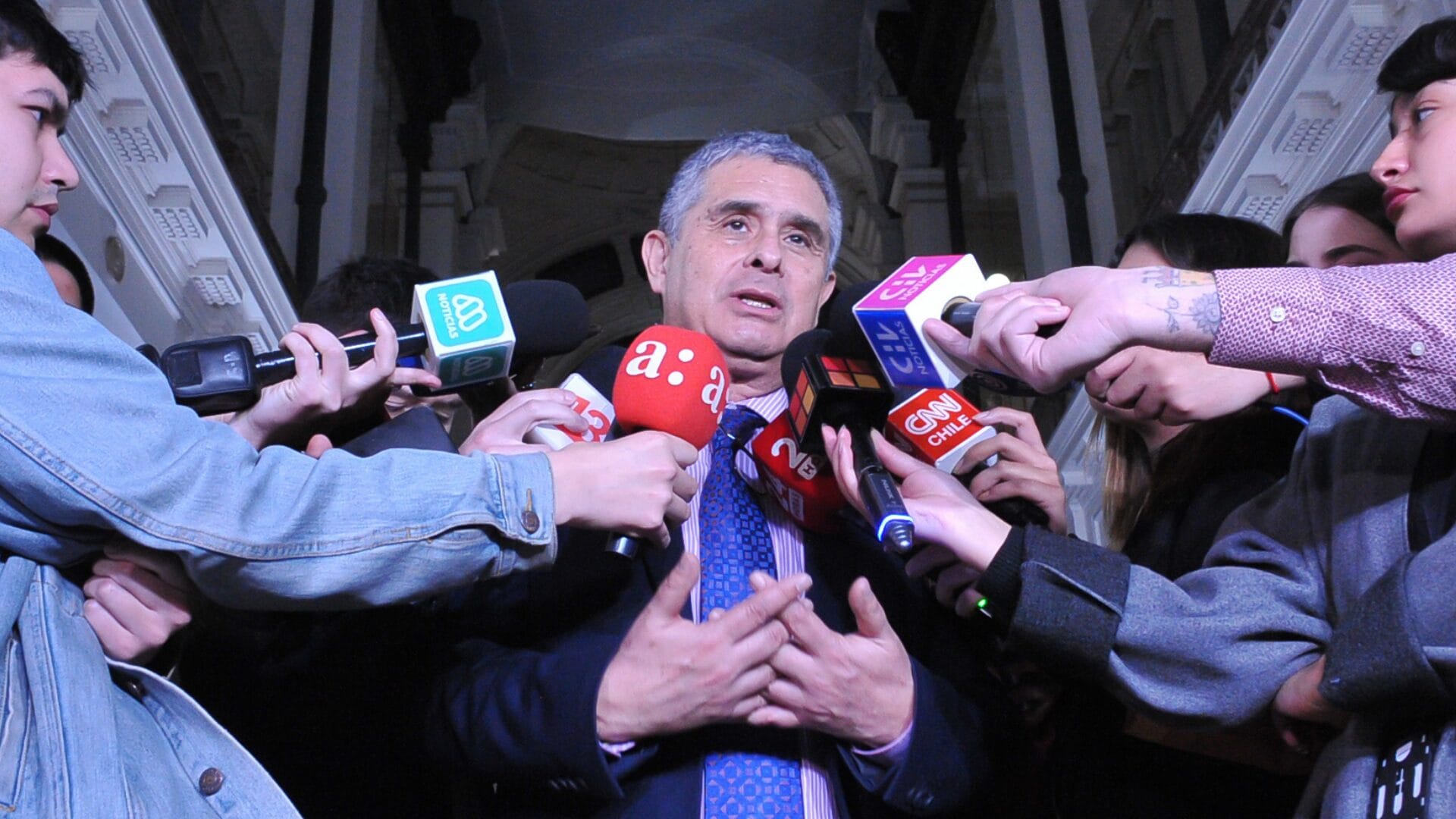 Defensa de Hermosilla no descarta publicar lista de chats con autoridades políticas