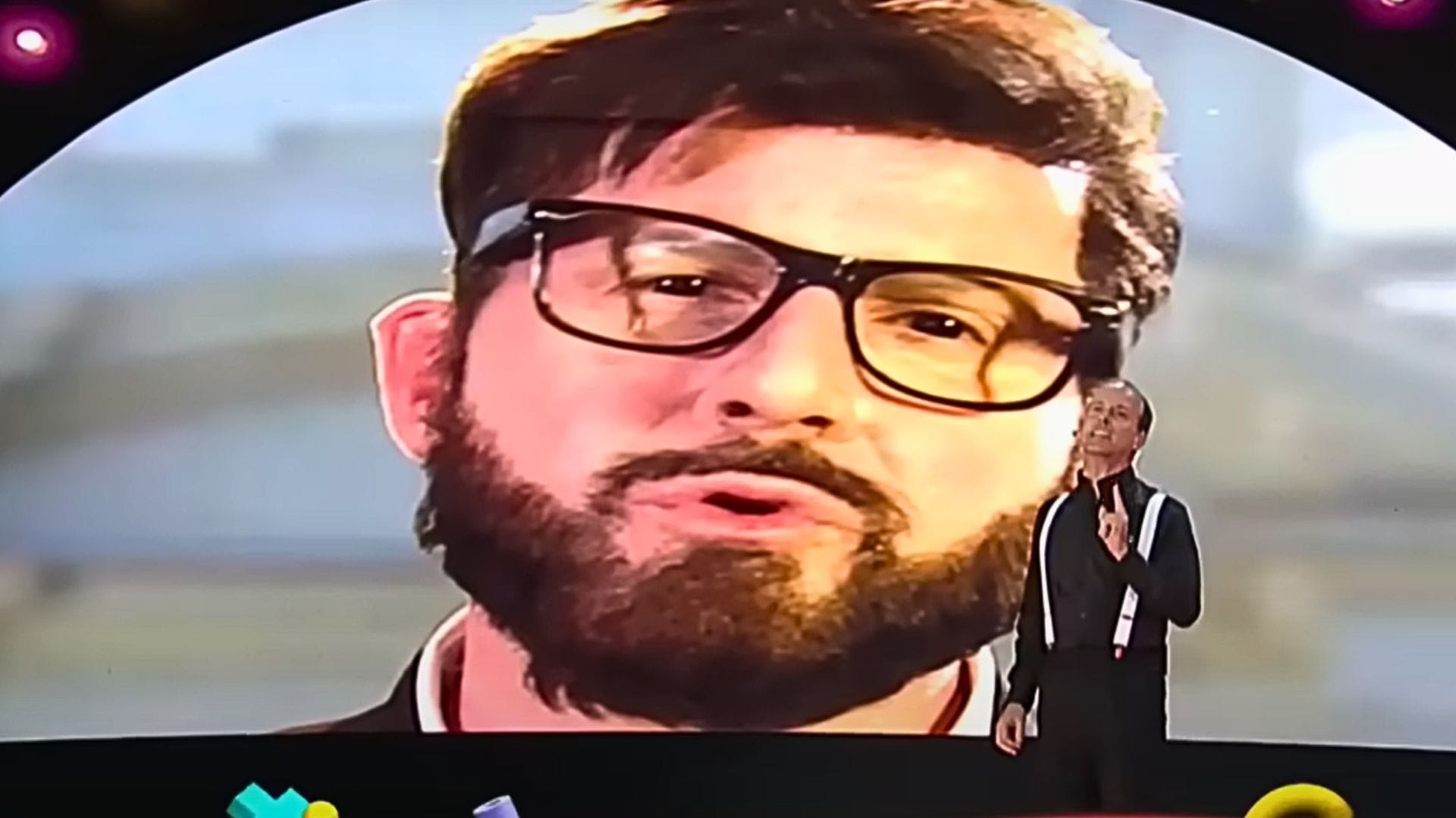 Con novedosas imitaciones Kramer hizo reír a la Quinta Vergara en el cierre de la Teletón : Boric, Vidal y Cubillos no se escaparon del comediante