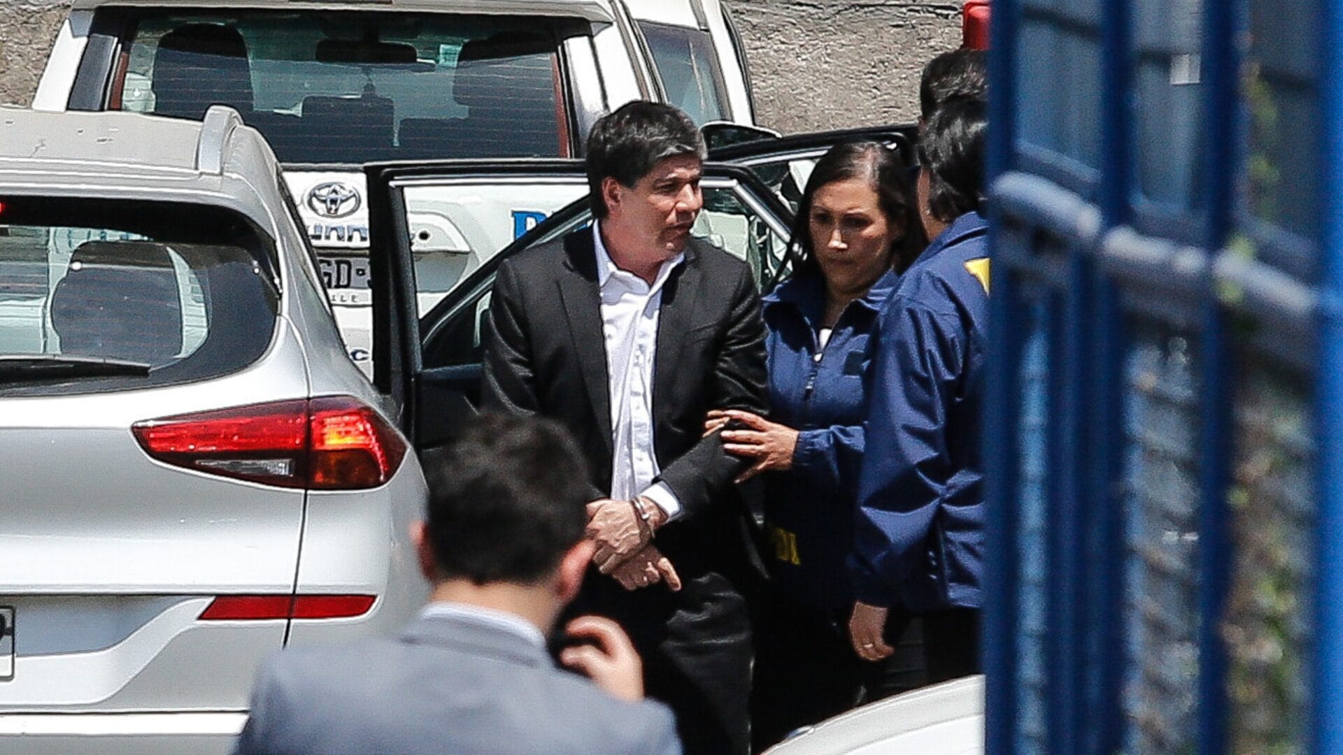Esposado: Así llegó el exsubsecretario Manuel Monsalve a la Brigada de Delitos Sexuales de la PDI