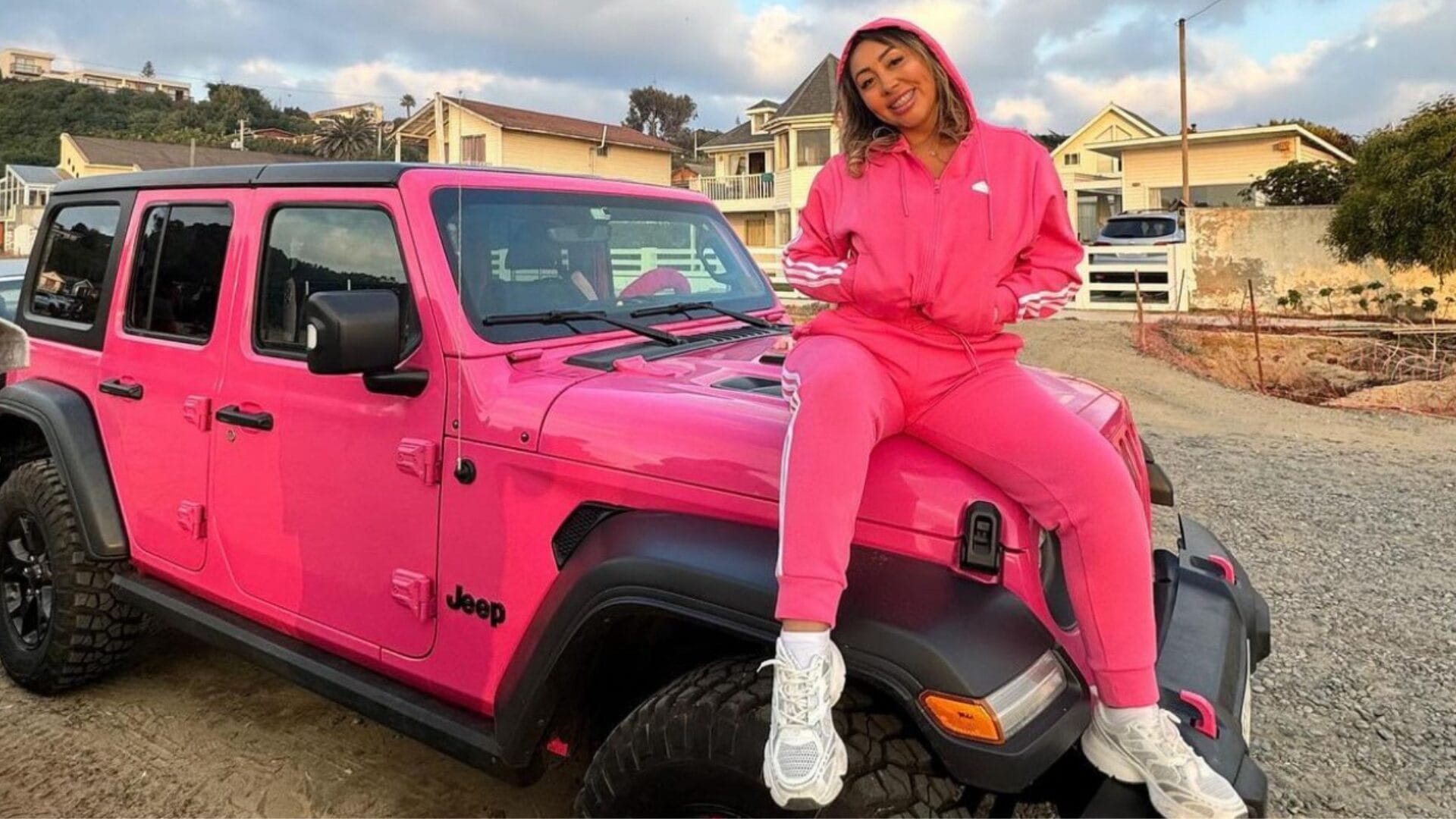 Naya Fácil sufrió el robo de su Jeep rosado en La Reina: Fue encontrado en otra comuna