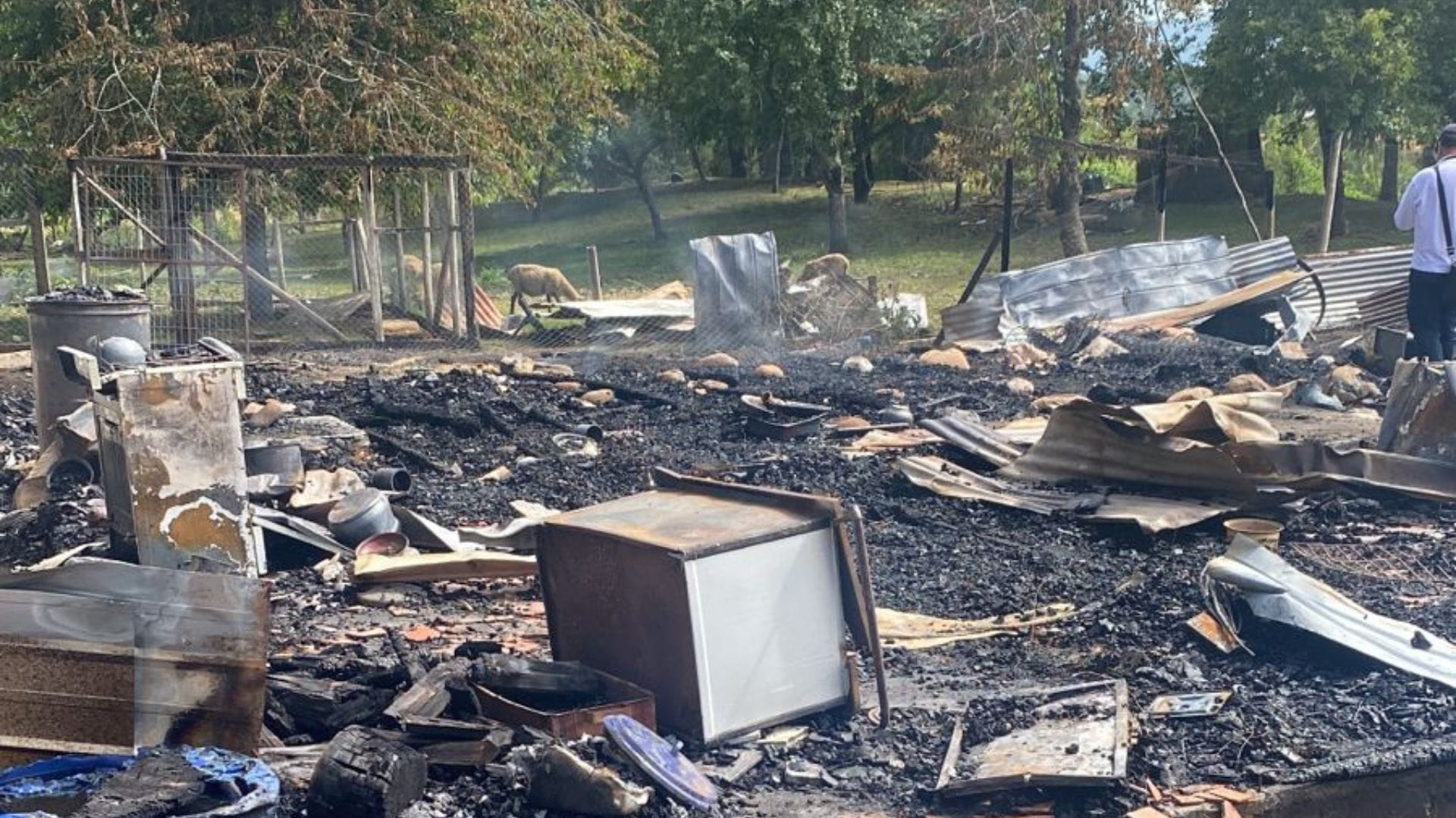 Hombre agredió brutalmente a su pareja y mató a su suegra incendiando la vivienda: Conmoción en Villarrica