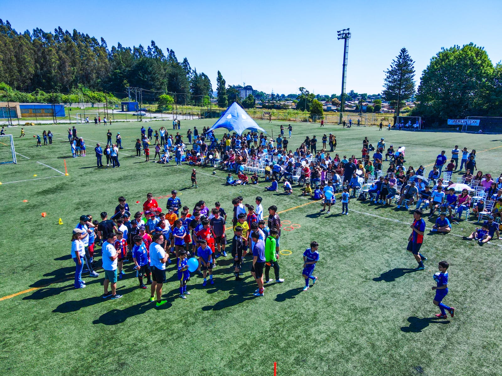 Jóvenes de Penco celebraron multitudinario cierre de temporada de Clínica de Fútbol impulsada por Aclara