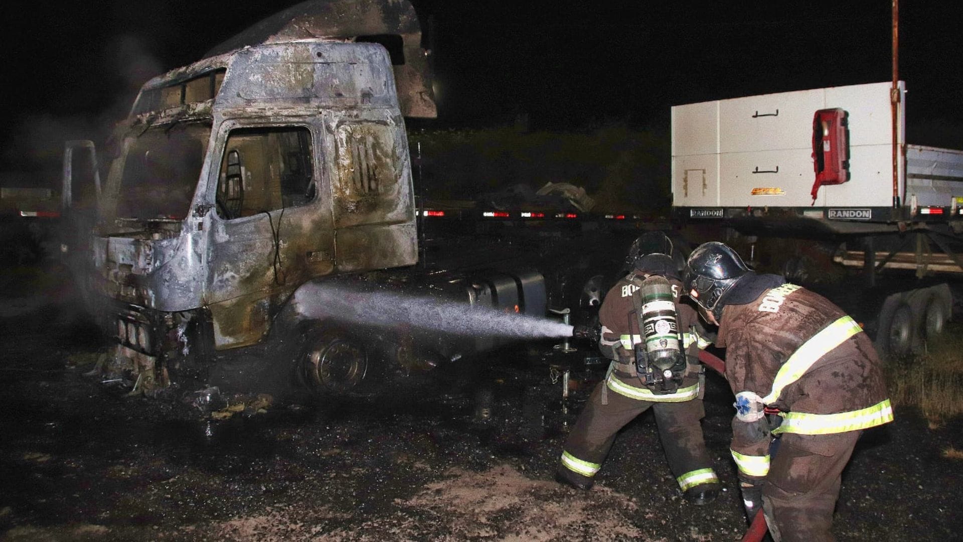 Incendian camiones en Metrenco: WAM dejó lienzos firmados en nuevo atentado en La Araucanía