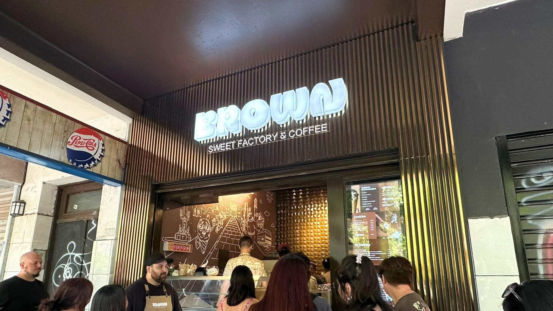 Con cientos de clientes expectantes se inauguró Brown: Nueva cafetería al paso en Concepción