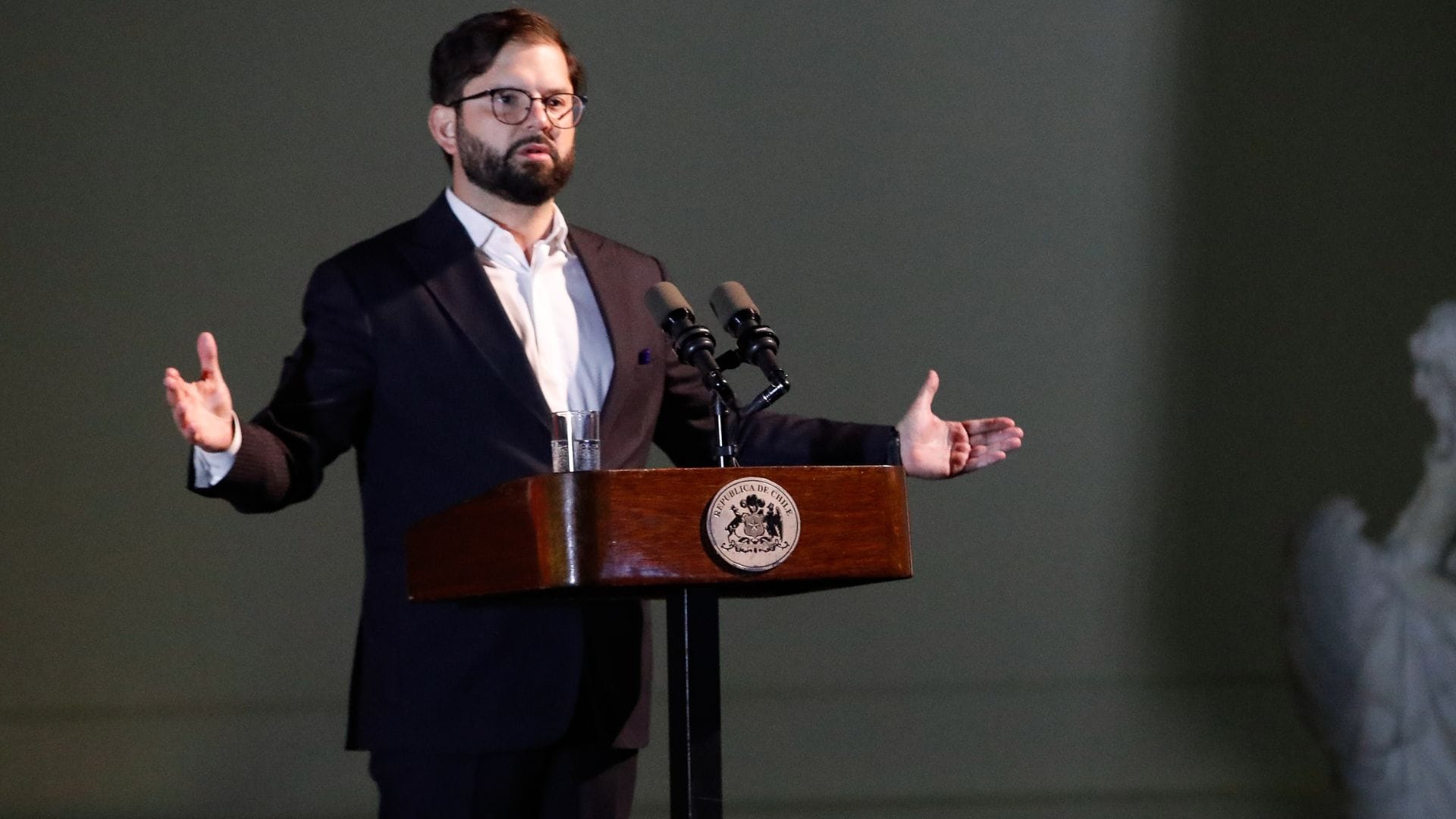 Encuesta Cadem: Boric sube un 3 % e Isapres generan discusión
