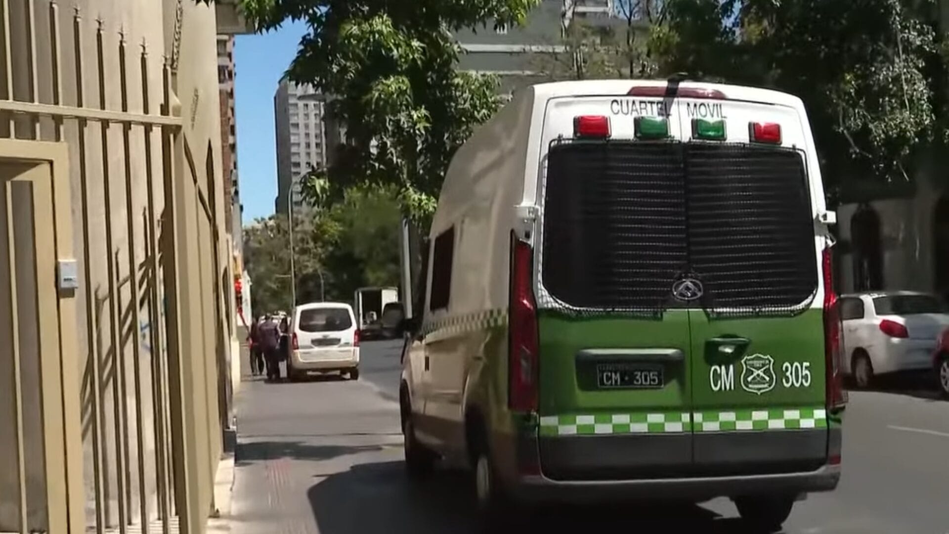 Lo encontró personal de aseo: Los detalles tras el hallazgo de cadáver amarrado al interior de departamento en Santiago