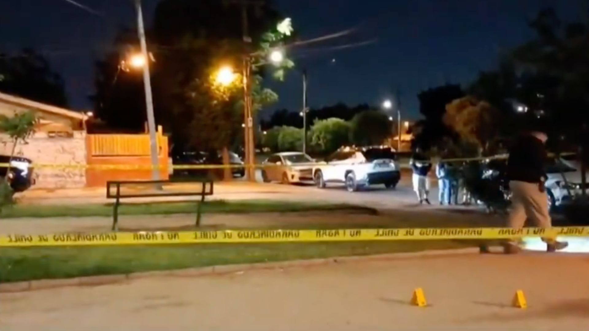 Víctimas son familiares: Un fallecido y un herido en riesgo vital deja violento tiroteo registrado en una plaza de Estación Central