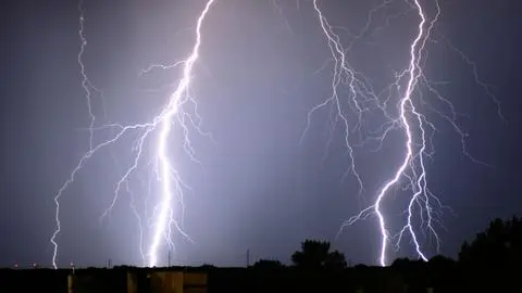 Emiten aviso por pronóstico de tormentas eléctricas y precipitaciones en sectores de la zona central de Chile