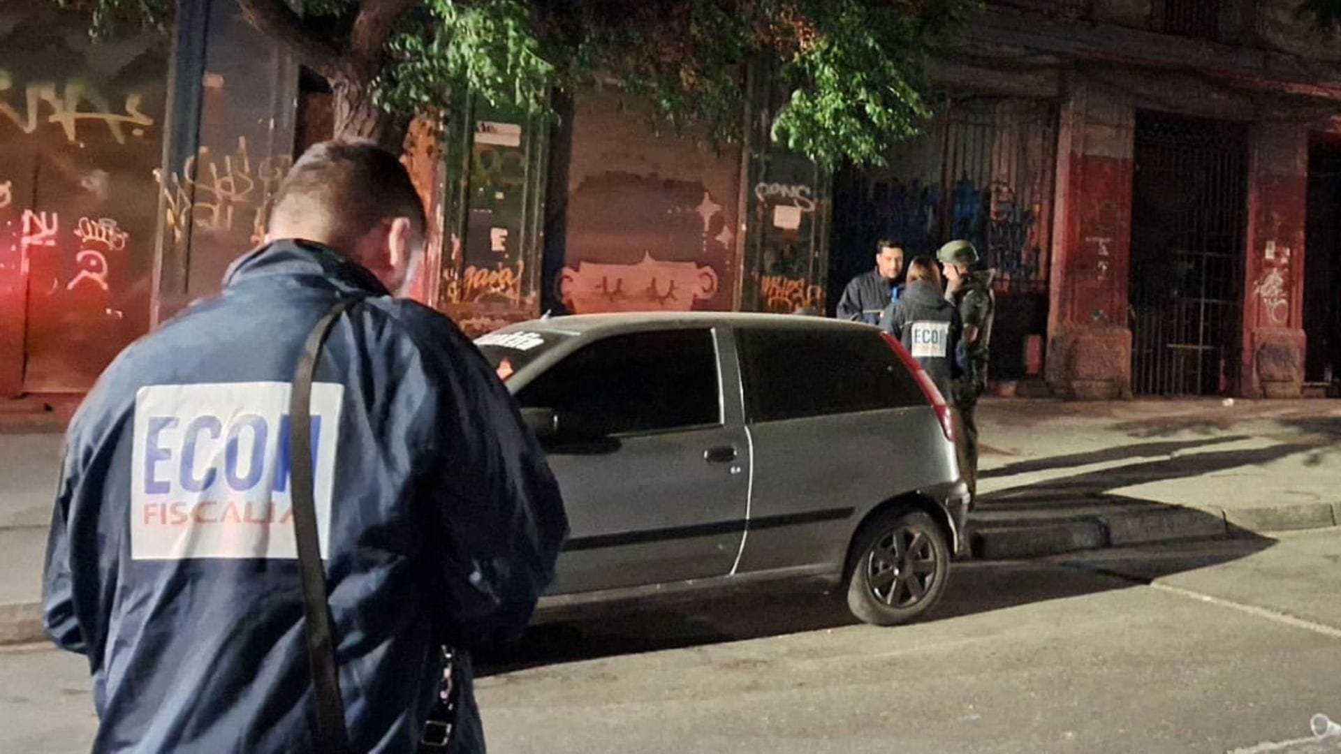Mujer está en riesgo vital tras recibir una serie de disparos mientras estaba al interior de su domicilio en pleno centro de Santiago