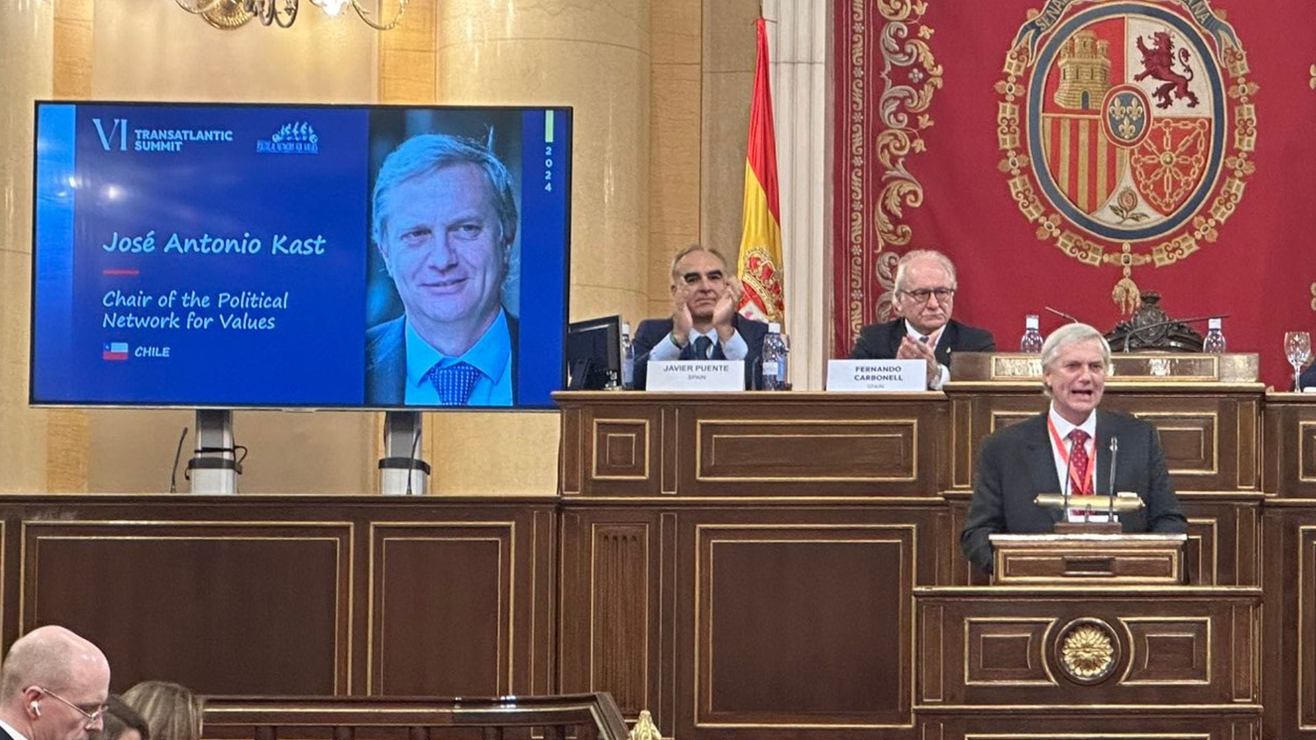 “Ideas medievales”: Polémica en España por convención de extrema derecha organizada por red que lidera Kast