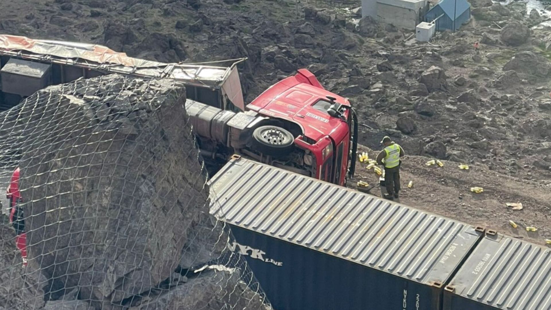 Camión volcó y auto cayó por barranco de 120 metros: Tres fallecidos deja trágico accidente en ruta que conecta Los Andes con Mendoza