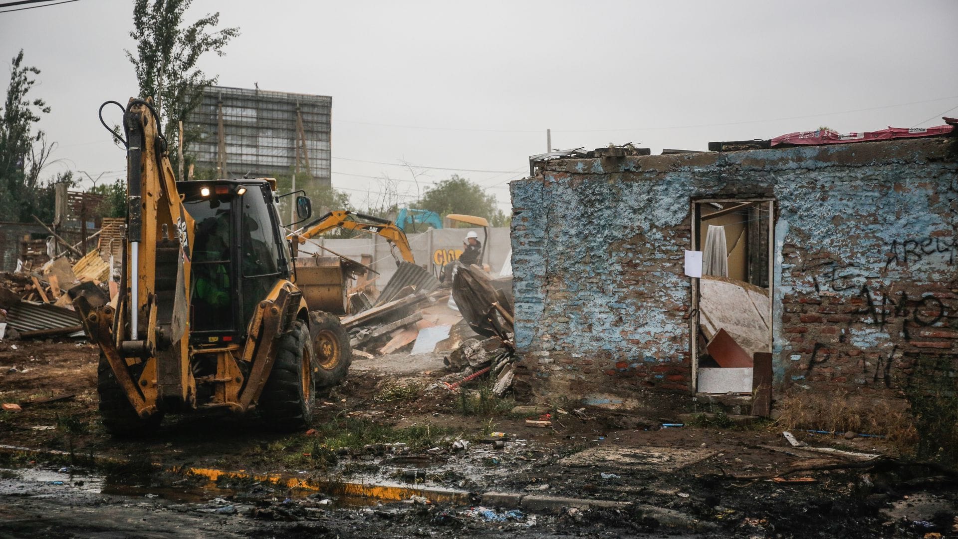 Vecinos encendieron barricadas: Concretan desalojo y destrucción de inmuebles en campamento Nueva Andrés Bello
