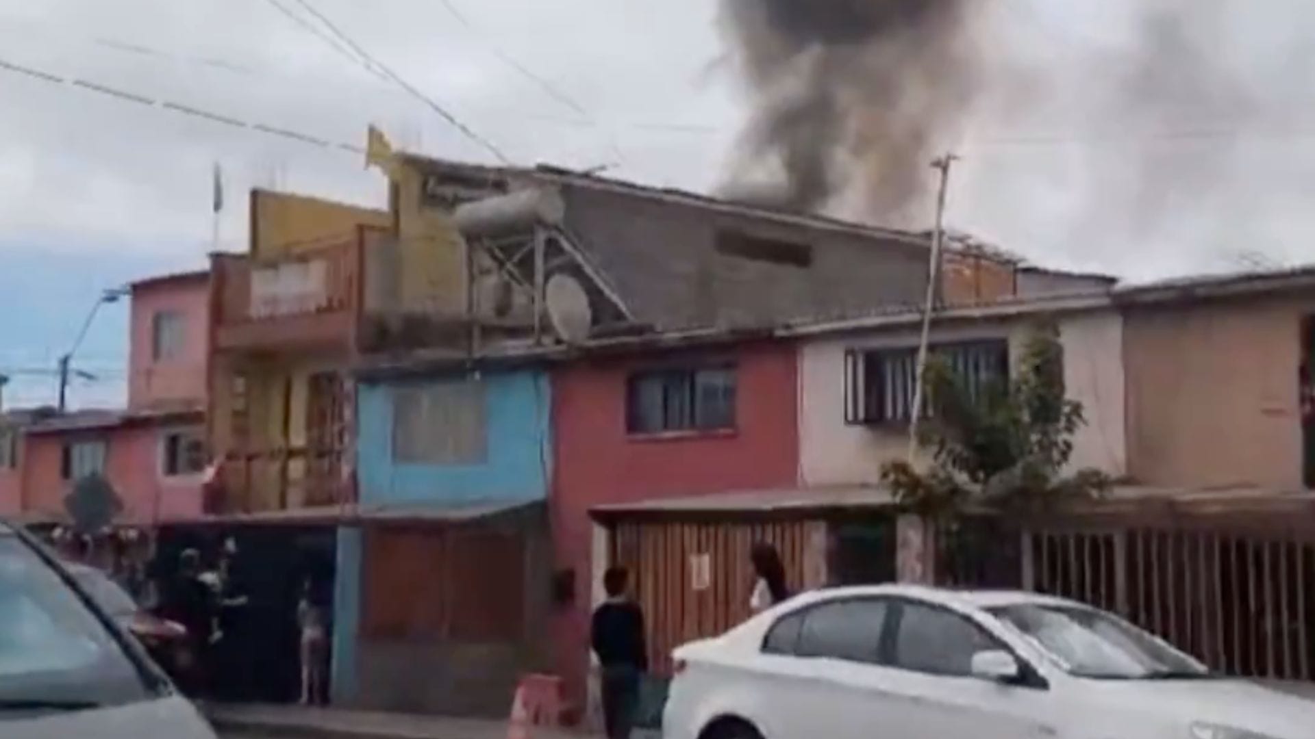 Niño de seis años pierde la vida en trágico incendio que afectó a múltiples viviendas en el sector norte de Antofagasta