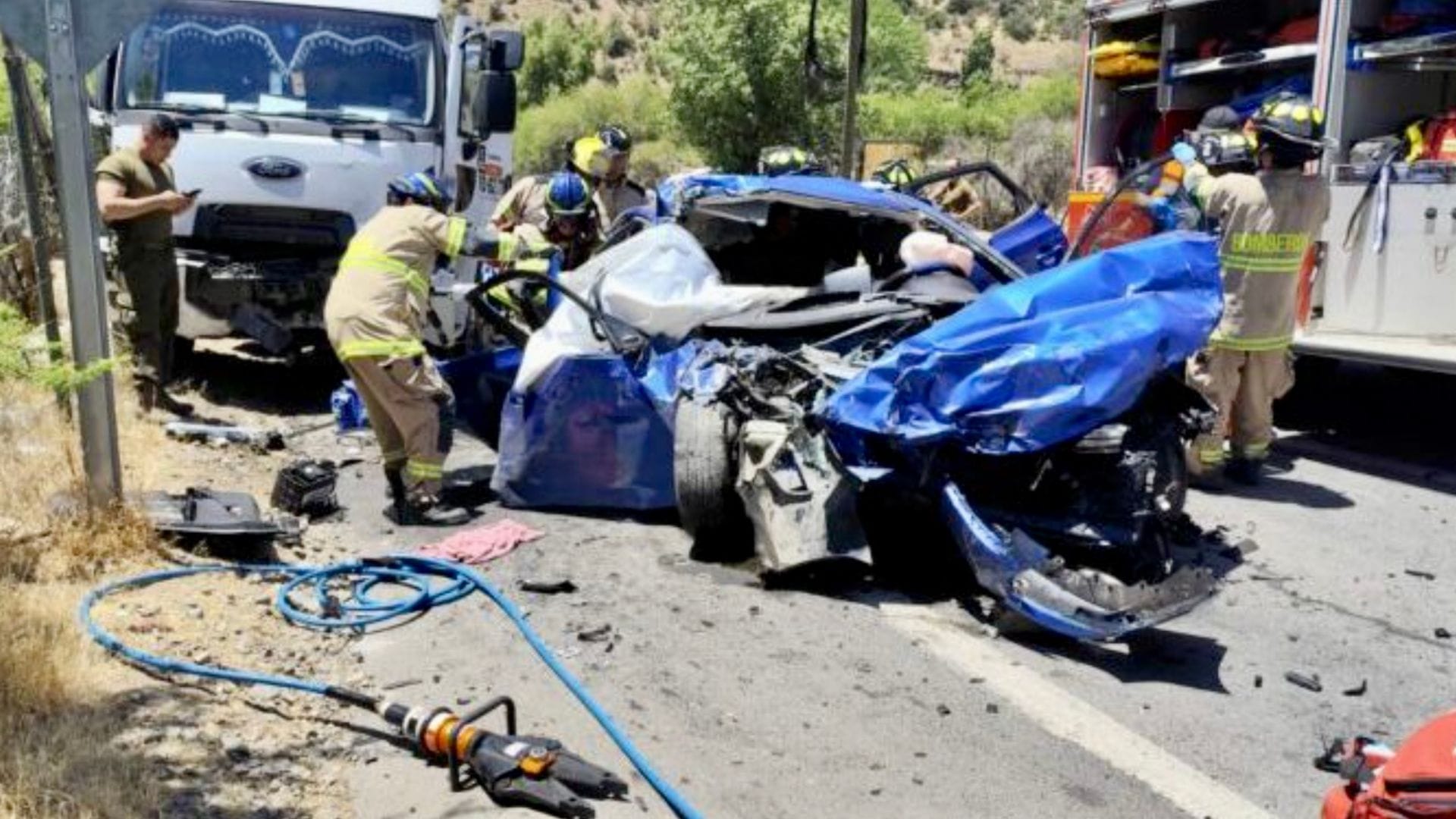 Tres personas fallecidas y tres heridos de gravedad deja colisión frontal a alta velocidad entre un auto y un camión en San José de Maipo