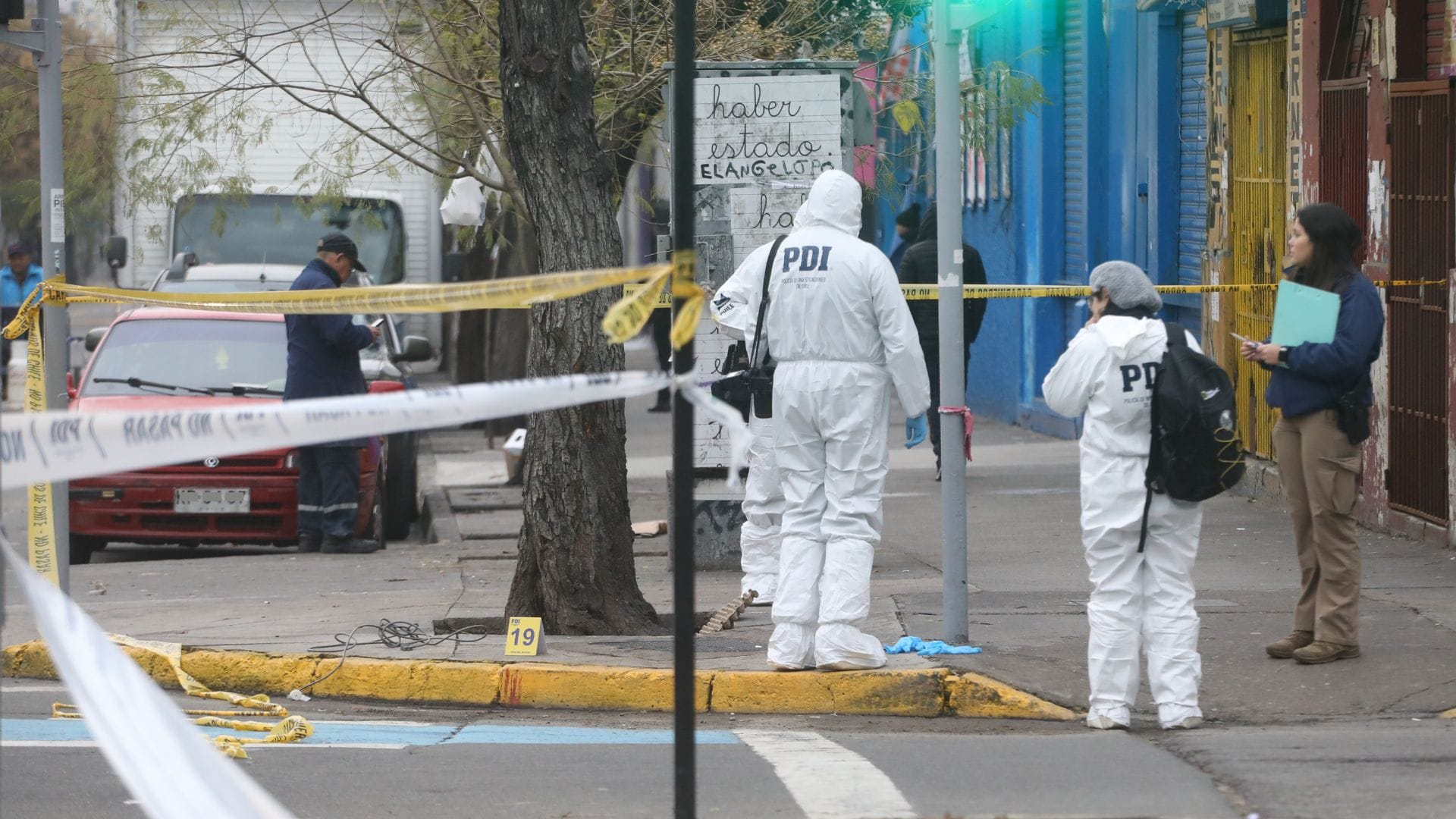 Se negó a recibir atención médica: Encuentran baleado a un hombre adulto en situación de calle en pleno Barrio Yungay en Santiago