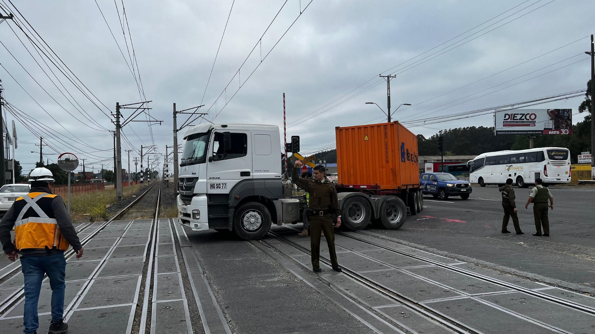 Camión quedó en pana en plena vía férrea y paralizó servicios del Biotren: Pasajeros bajaron del convoy buscando locomoción