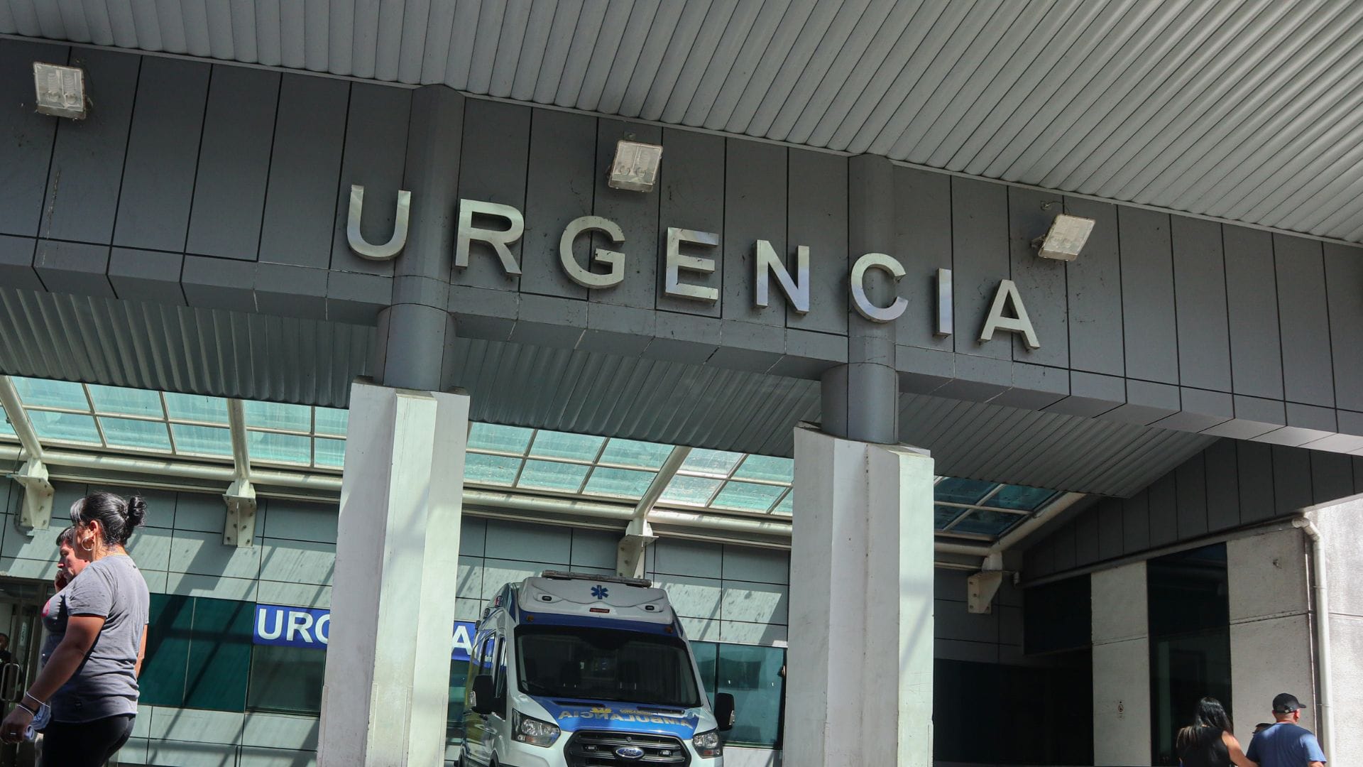 Mujer se encuentra grave tras recibir el impacto de una piedra mientras viajaba junto a su marido por ruta de la Región del Maule