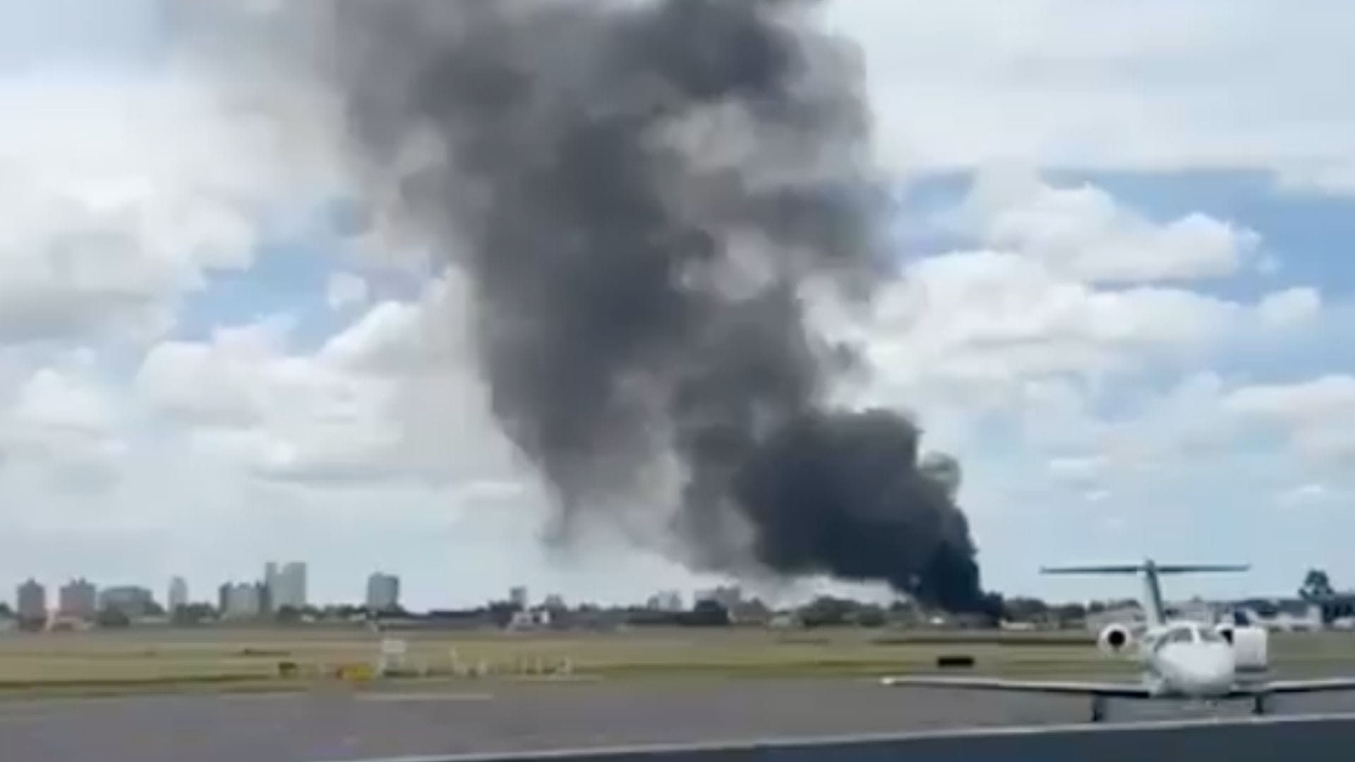 Confirman víctimas fatales: Avión proveniente de Uruguay se estrelló en aeropuerto de Buenos Aires