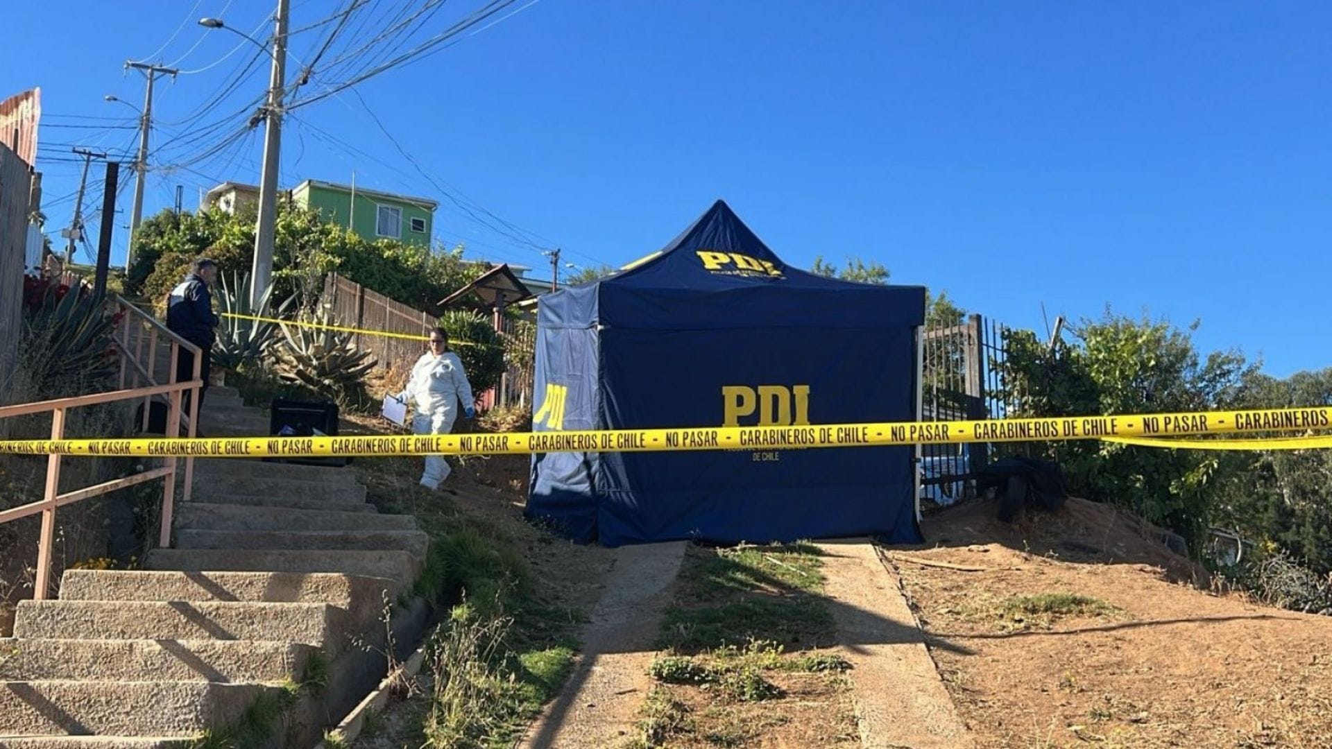 Cuerpo presenta dos impactos de bala: Mujer de 31 años es encontrada sin vida en escaleras del sector alto de Viña del Mar