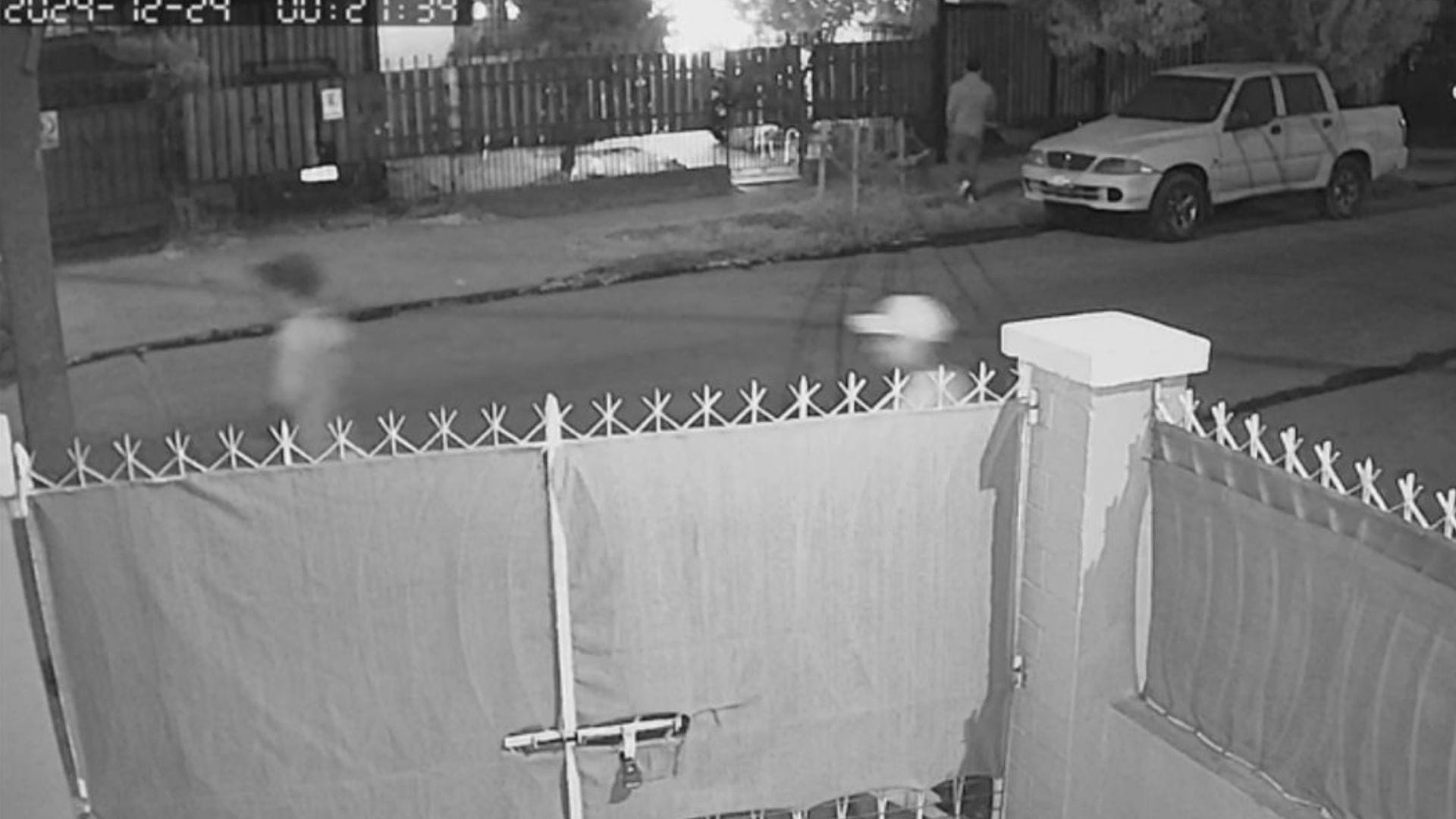 Víctima denuncia que no pagó extorsión de $10 millones: Casa sufre brutal ataque incendiario con bombas molotov en Conchalí