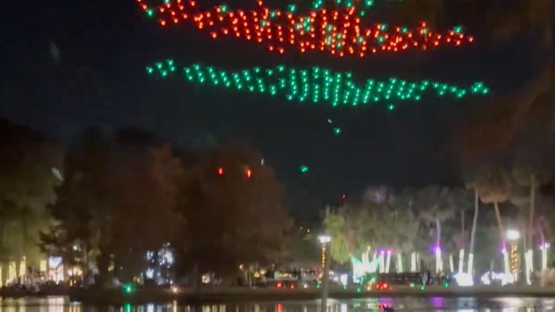 Niño termina herido grave luego que varios drones comenzaran a caer durante espectáculo de Navidad en Orlando, Estados Unidos