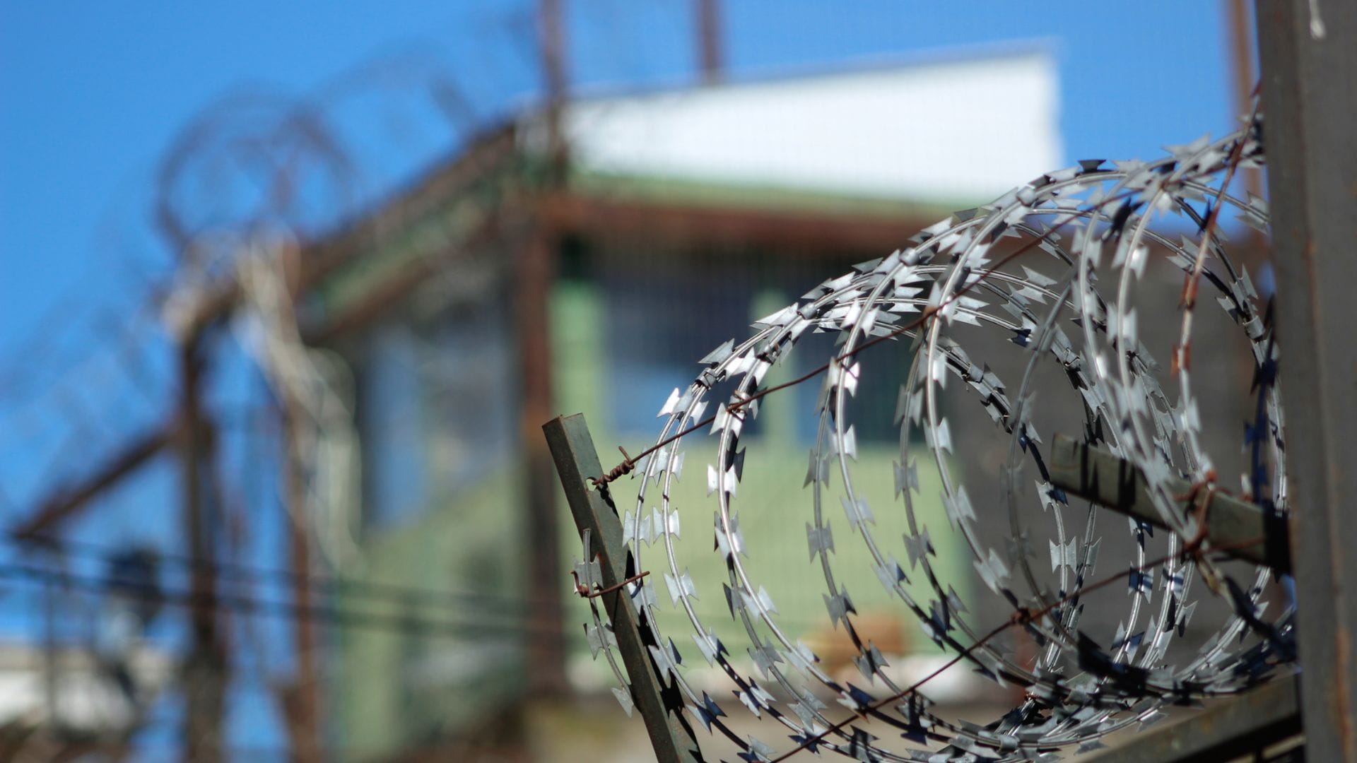 Sufrió múltiples heridas de arma cortopunzante: Recluso fallece tras brutal pelea al interior de dormitorio de la cárcel de Chillán