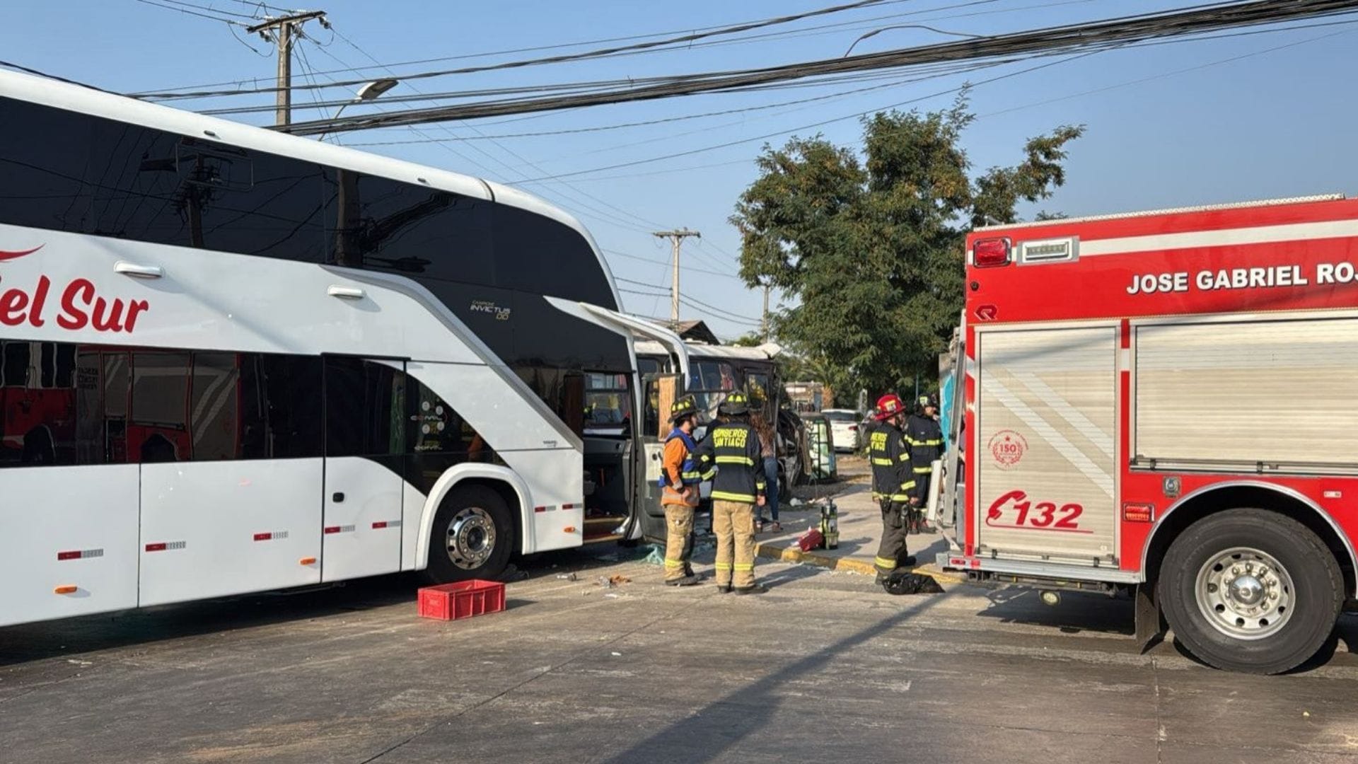 Conductores quedaron atrapados: 18 personas heridas deja violento choque frontal de buses cerca del terminal de Estación Central